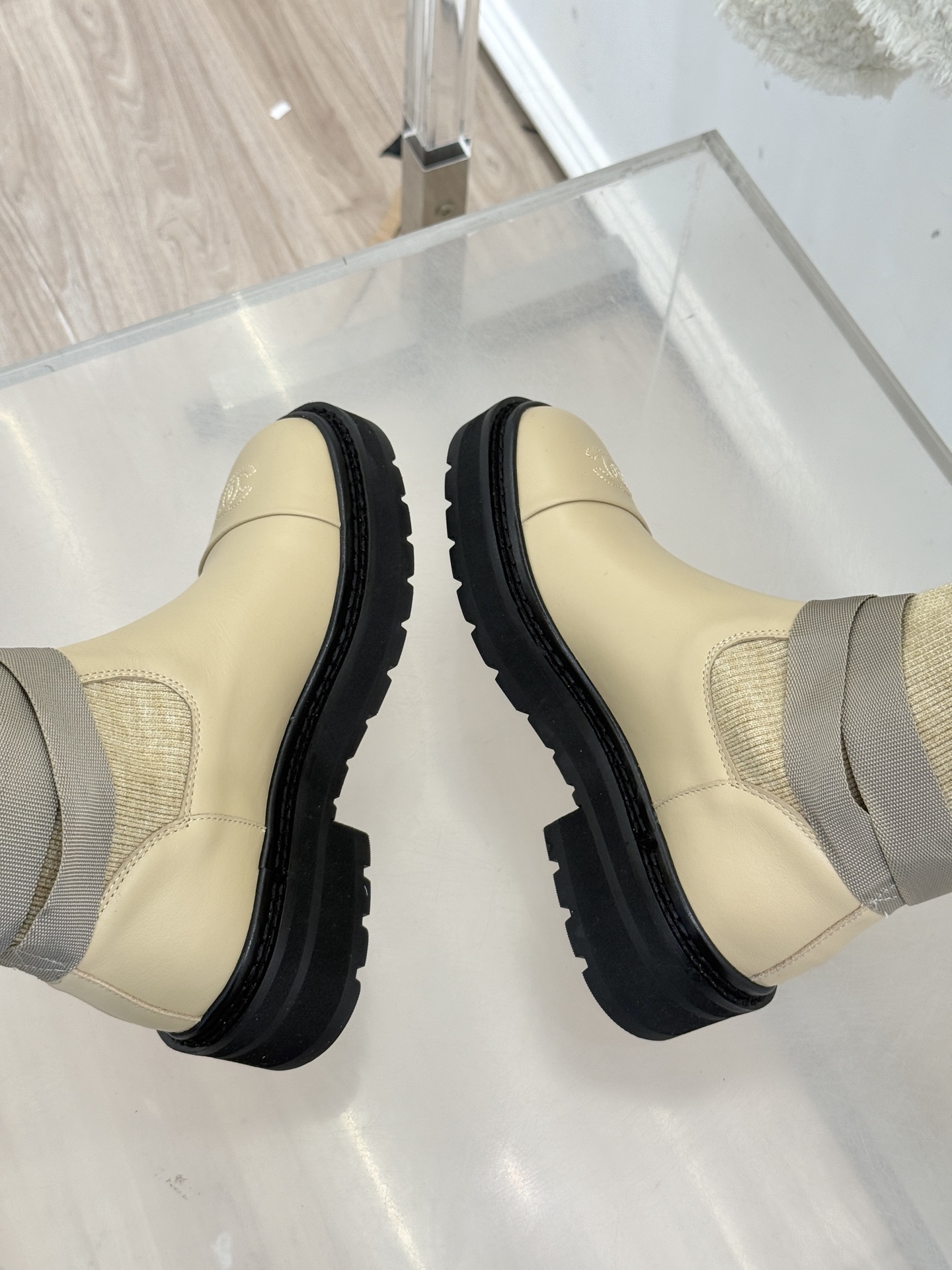 CHANE*｜小香经典字母双C厚底袜子靴延续1925年创立的经典设计基因简洁线条中透着无需言说的奢牌辨识