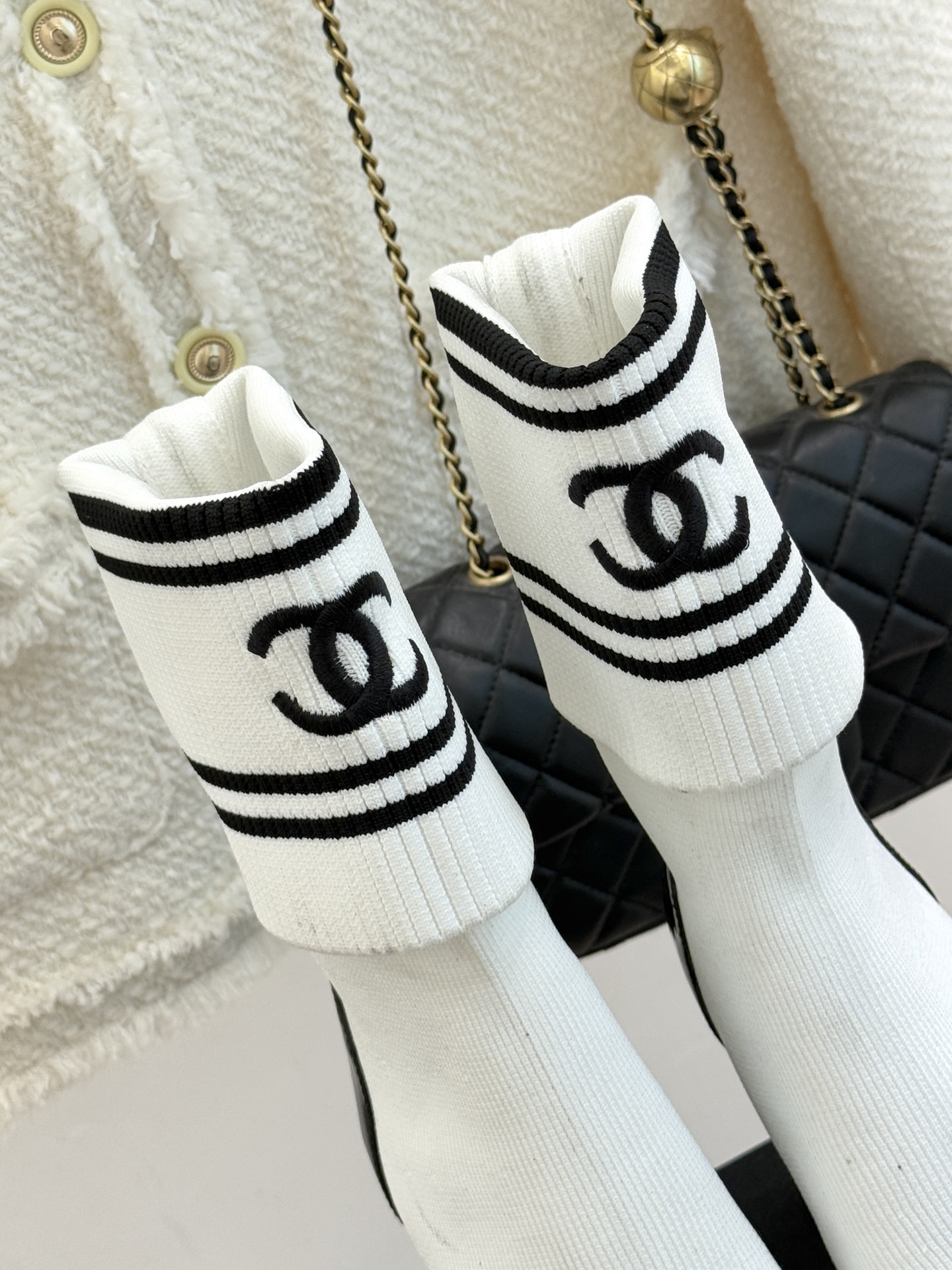 CHANE*｜小香经典刺绣双C拼色粗跟袜子靴让经典符号成为行走的艺术标识。靴身的双C标识以刺绣的精湛技法