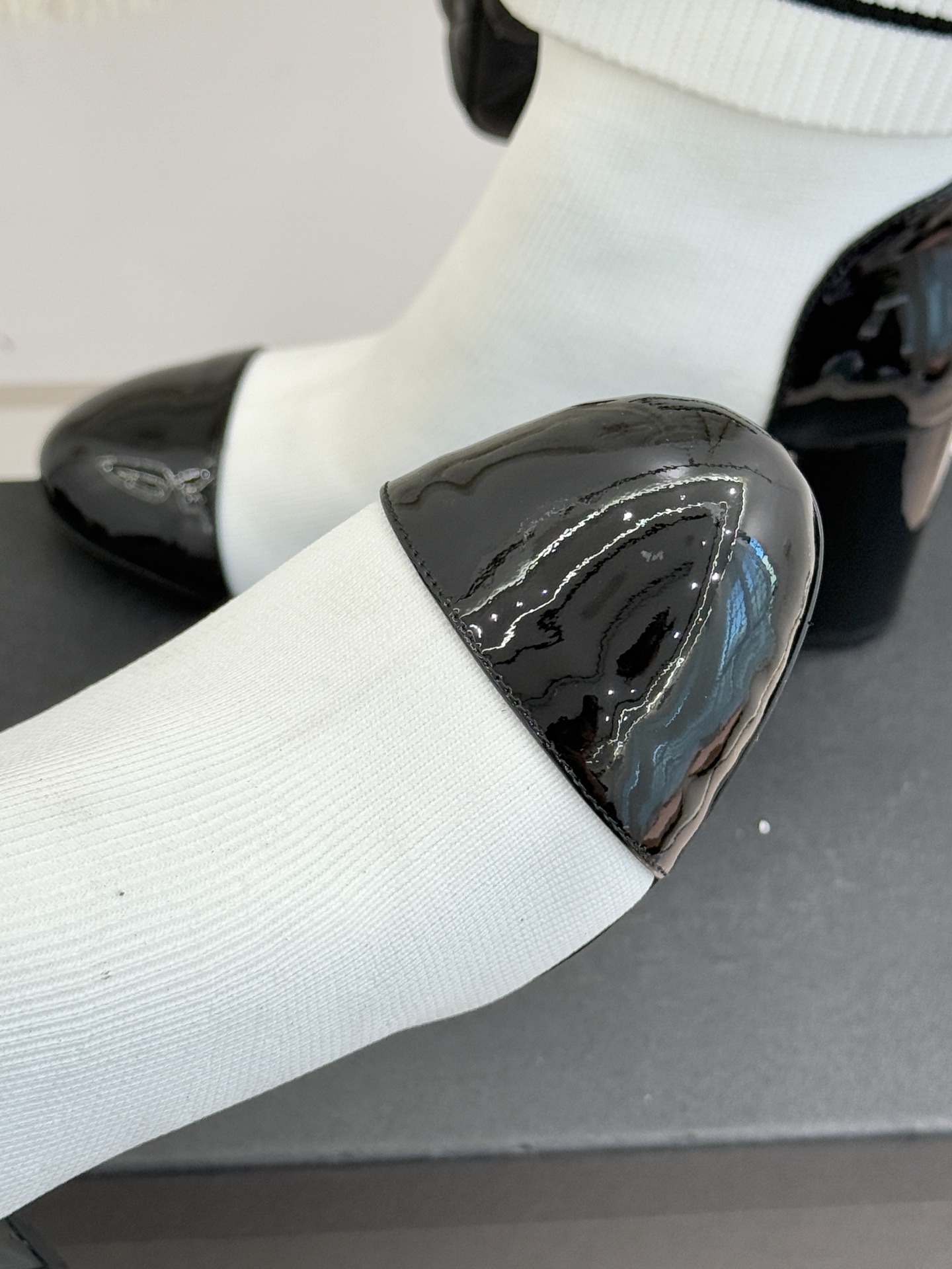 CHANE*｜小香经典刺绣双C拼色粗跟袜子靴让经典符号成为行走的艺术标识。靴身的双C标识以刺绣的精湛技法