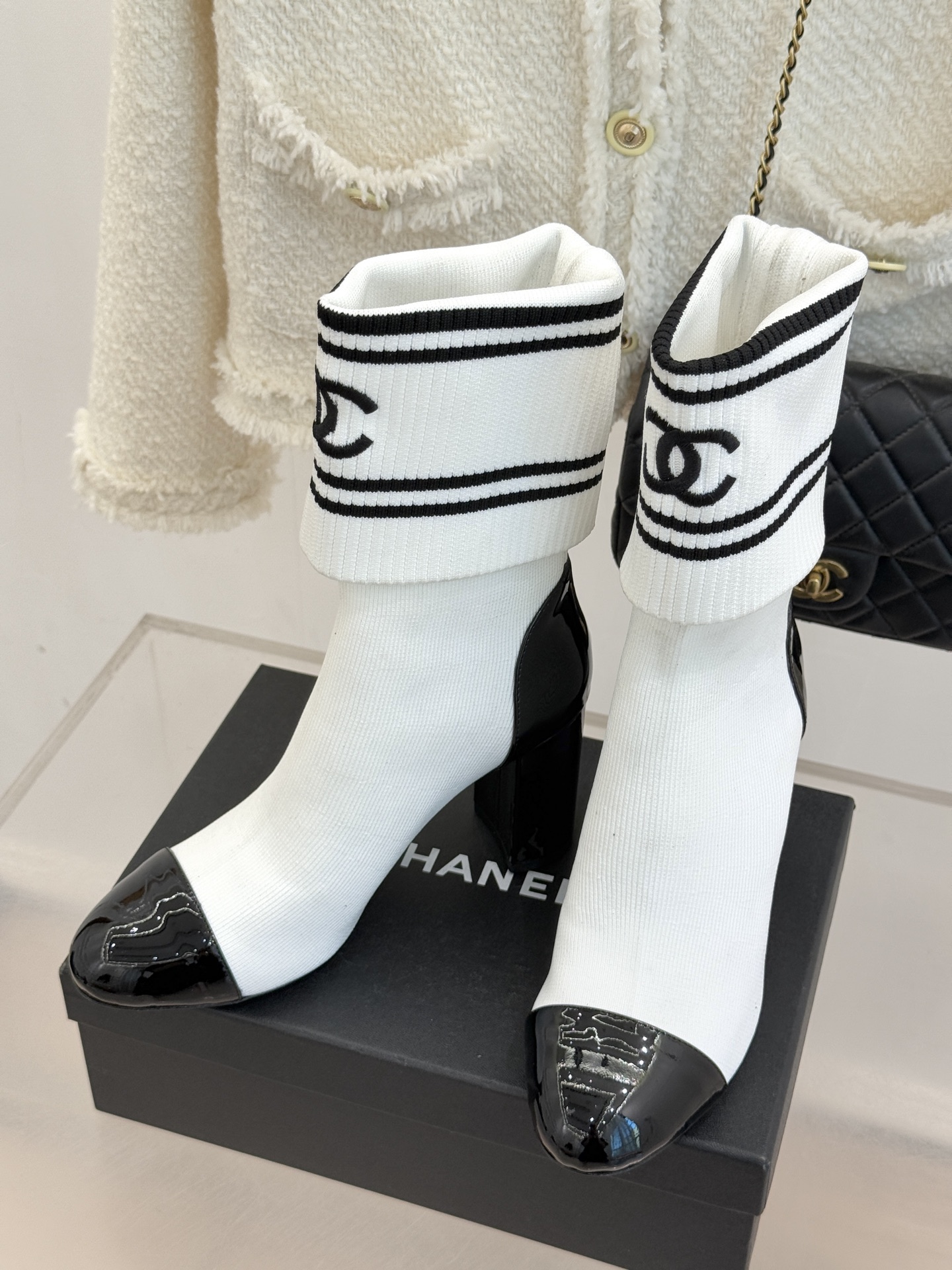 CHANE*｜小香经典刺绣双C拼色粗跟袜子靴让经典符号成为行走的艺术标识。靴身的双C标识以刺绣的精湛技法