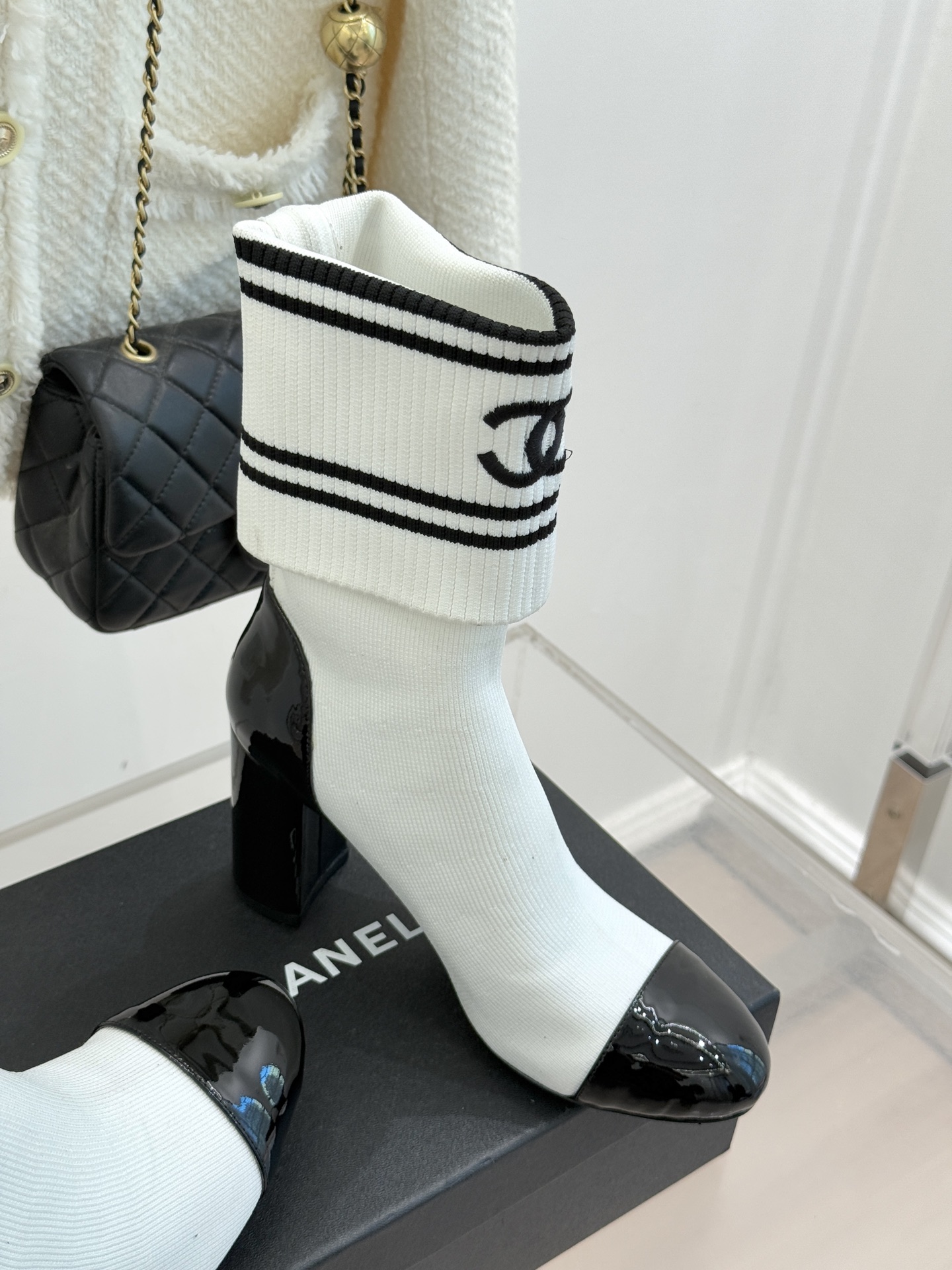 CHANE*｜小香经典刺绣双C拼色粗跟袜子靴让经典符号成为行走的艺术标识。靴身的双C标识以刺绣的精湛技法