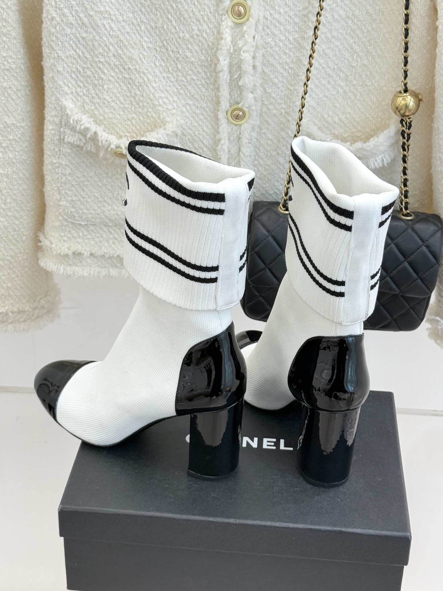 CHANE*｜小香经典刺绣双C拼色粗跟袜子靴让经典符号成为行走的艺术标识。靴身的双C标识以刺绣的精湛技法