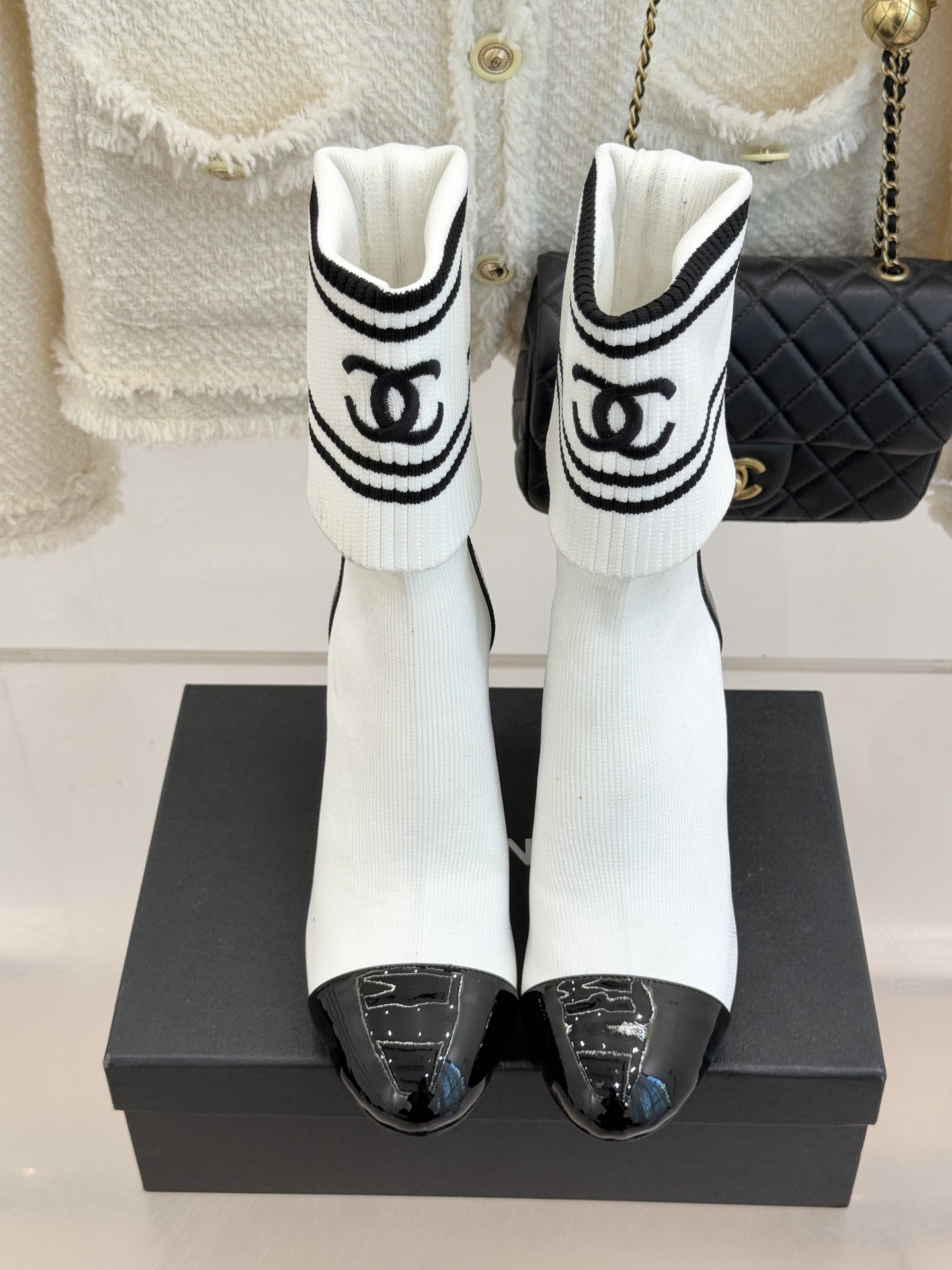 CHANE*｜小香经典刺绣双C拼色粗跟袜子靴让经典符号成为行走的艺术标识。靴身的双C标识以刺绣的精湛技法
