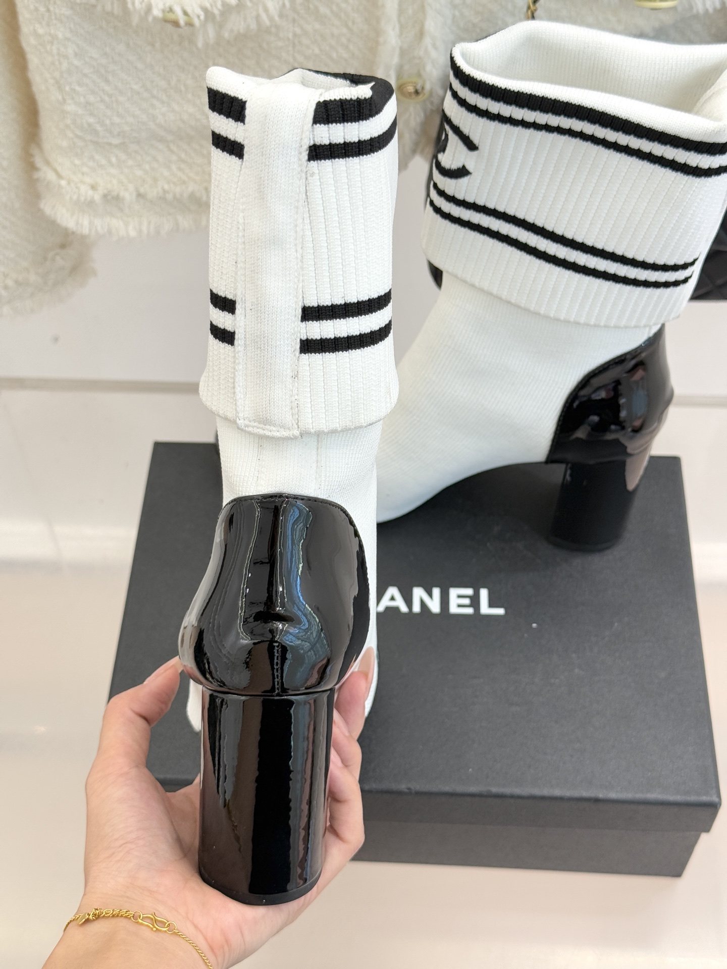 CHANE*｜小香经典刺绣双C拼色粗跟袜子靴让经典符号成为行走的艺术标识。靴身的双C标识以刺绣的精湛技法