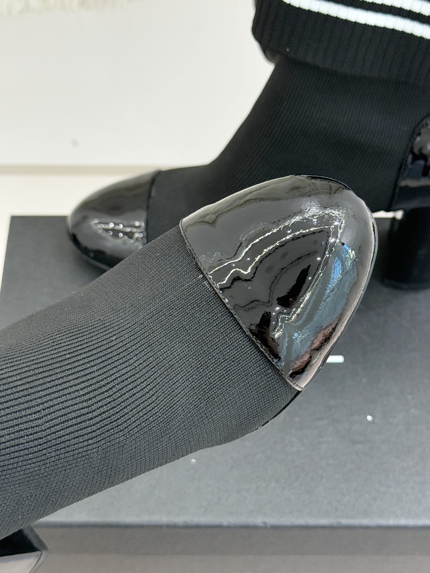 CHANE*｜小香经典刺绣双C拼色粗跟袜子靴让经典符号成为行走的艺术标识。靴身的双C标识以刺绣的精湛技法