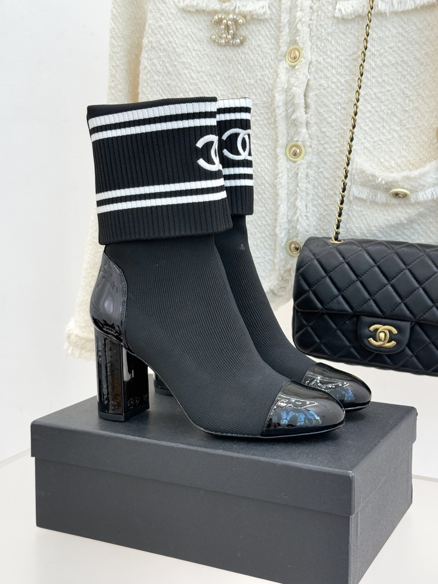 NO:560072,CHANE*｜Xiaoxiang's classic embroidered double C color matching thick heel sock boots turn the classic symbol into an artistic symbol of walking. The double C logo on the boot body is presented with exquisite embroidery techniques. Every detail reveals the ingenuity of the haute couture workshop. Customized socks closely fit the curves of the ankle and calf, modifying the leg lines without any sense of restraint. Paired with a 7cm golden proportion thick heel, it is both supportive and light when walking. You can maintain a calm posture while commuting or sitting for a long time on a date.  The neat short boot shape accurately optimizes the proportions of the legs. Pair it with denim trousers to create a casual casual style. Match it with a tailored suit to suit the workplace. Layer a skirt to interpret retro elegance. It combines embroidery technology, classic logos and practical design. It is not only the finishing touch of autumn and winter looks, but also a versatile weapon across all occasions.   Let elegance run through every daily moment. The fabric is made of original custom knitted material. The inner pads are all sheepskin. Italian imported genuine leather outsole size35-39 (customized 40/41), boots, chanel, boots, skirts, sheepskin, gold, Leather soles, socks19860909CHANE*｜小香经典刺绣双C拼色 粗跟袜子靴 让经典符号成为行走的艺术标识. 靴身的双C标识以刺绣的精湛技法呈现 每一处细节都透着高定工坊的匠心温度. 定制袜子般紧密贴合脚踝与小腿曲线 修饰腿部线条的同时毫无束缚感 搭配7厘米黄金比例粗跟 行走时兼具支撑性与轻盈感 通勤暴走或久坐约会都能保持从容姿态. 利落短靴型精准优化腿部比例 搭配牛仔长裤可打造随性休闲风 与精裁套装适配职场气场 叠穿半身裙则诠释复古优雅. 集刺绣工艺、经典标识与实穿设计于一身 既是秋冬造型的点睛之笔 也是跨越场合的百搭利器 让优雅贯穿每一个日常瞬间. 面料采用原版定制针织材质 内里垫脚均为羊皮 意大利进口真皮大底 size35-39（40/41定制）,靴子,chanel,boots,skirts,sheepskin,gold,Leather soles,socks,Women's Shoes