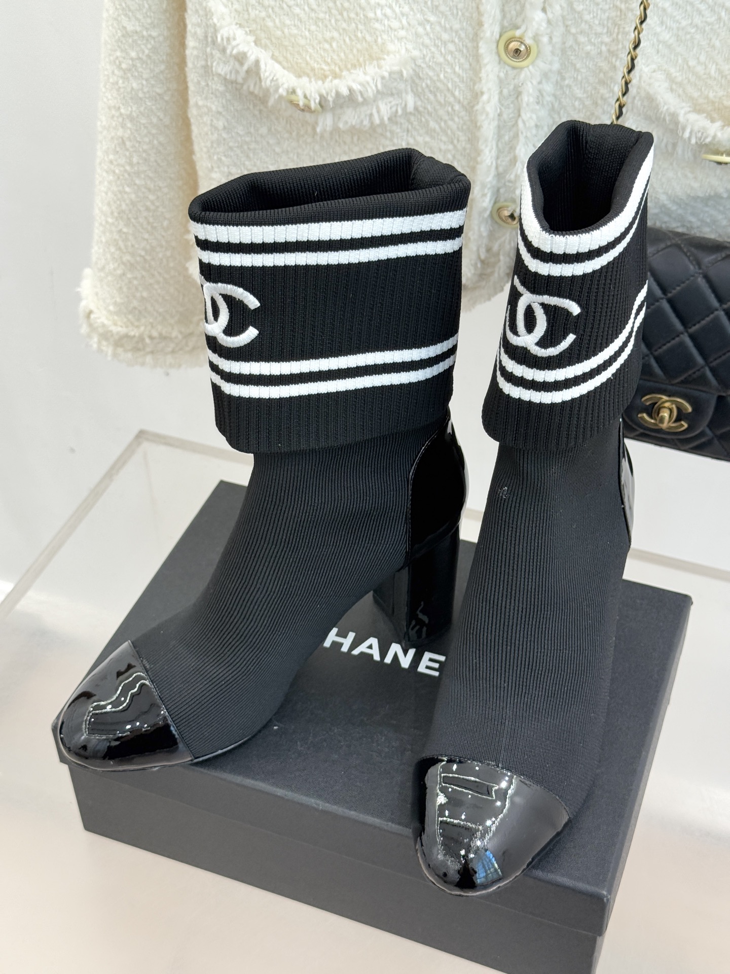 CHANE*｜小香经典刺绣双C拼色粗跟袜子靴让经典符号成为行走的艺术标识。靴身的双C标识以刺绣的精湛技法