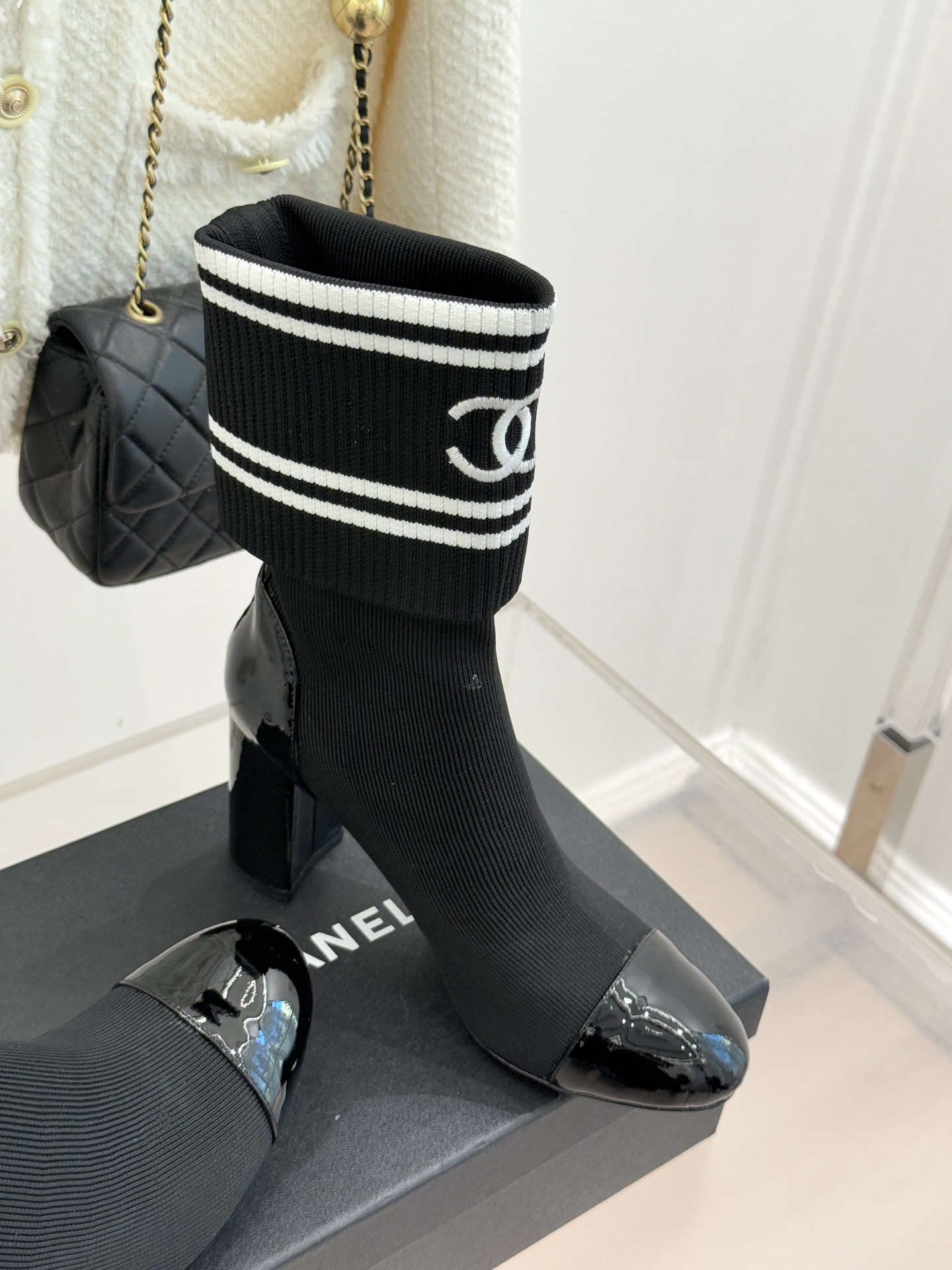 CHANE*｜小香经典刺绣双C拼色粗跟袜子靴让经典符号成为行走的艺术标识。靴身的双C标识以刺绣的精湛技法