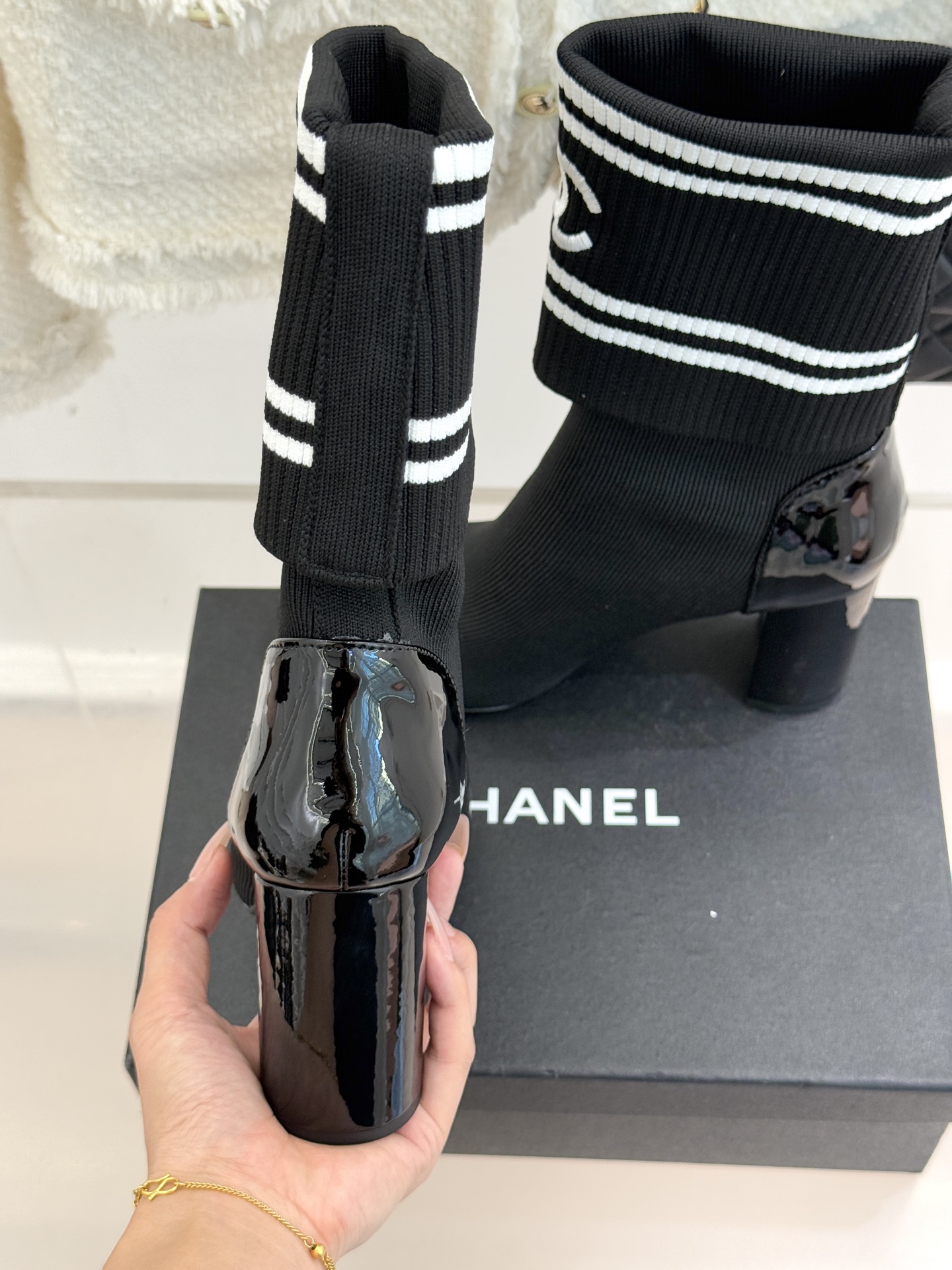 CHANE*｜小香经典刺绣双C拼色粗跟袜子靴让经典符号成为行走的艺术标识。靴身的双C标识以刺绣的精湛技法