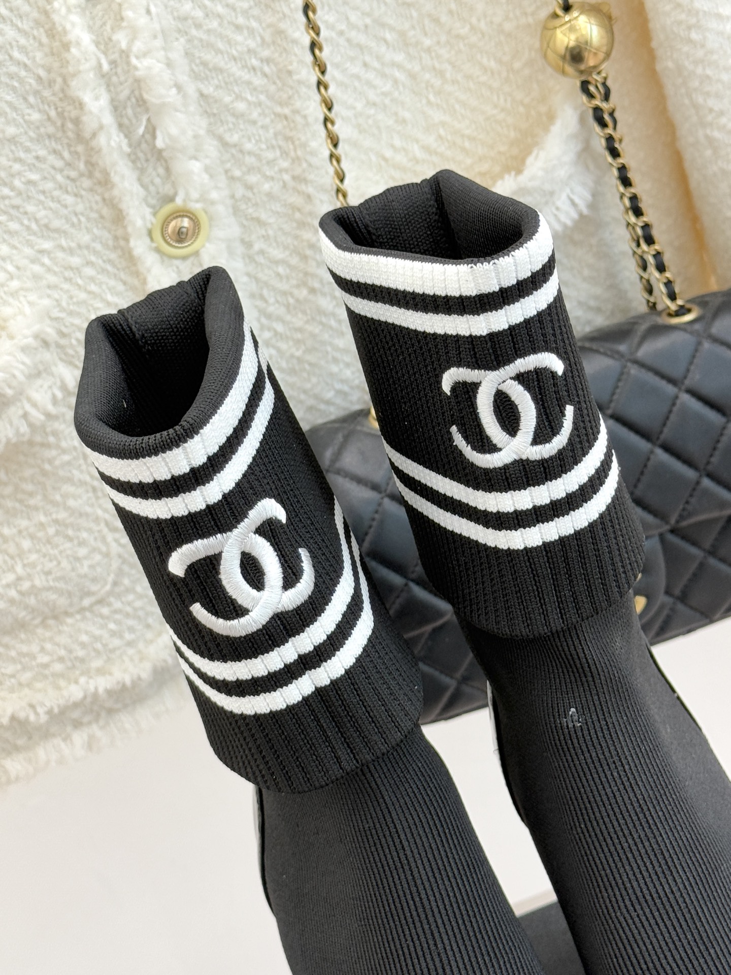 CHANE*｜小香经典刺绣双C拼色粗跟袜子靴让经典符号成为行走的艺术标识。靴身的双C标识以刺绣的精湛技法