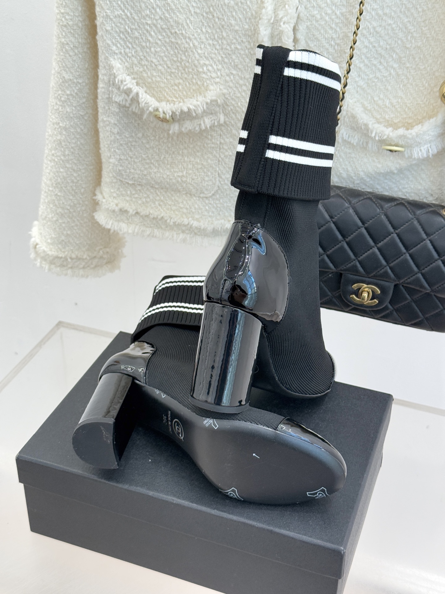 CHANE*｜小香经典刺绣双C拼色粗跟袜子靴让经典符号成为行走的艺术标识。靴身的双C标识以刺绣的精湛技法