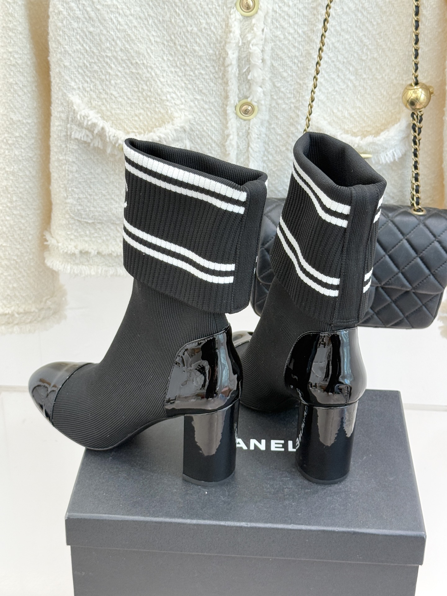 CHANE*｜小香经典刺绣双C拼色粗跟袜子靴让经典符号成为行走的艺术标识。靴身的双C标识以刺绣的精湛技法