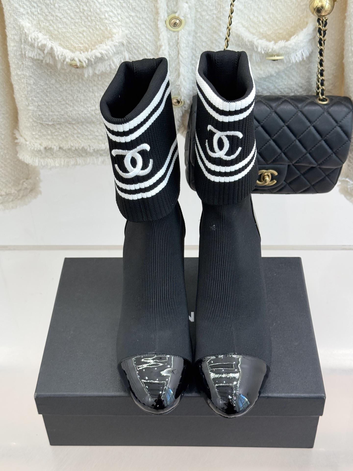 CHANE*｜小香经典刺绣双C拼色粗跟袜子靴让经典符号成为行走的艺术标识。靴身的双C标识以刺绣的精湛技法