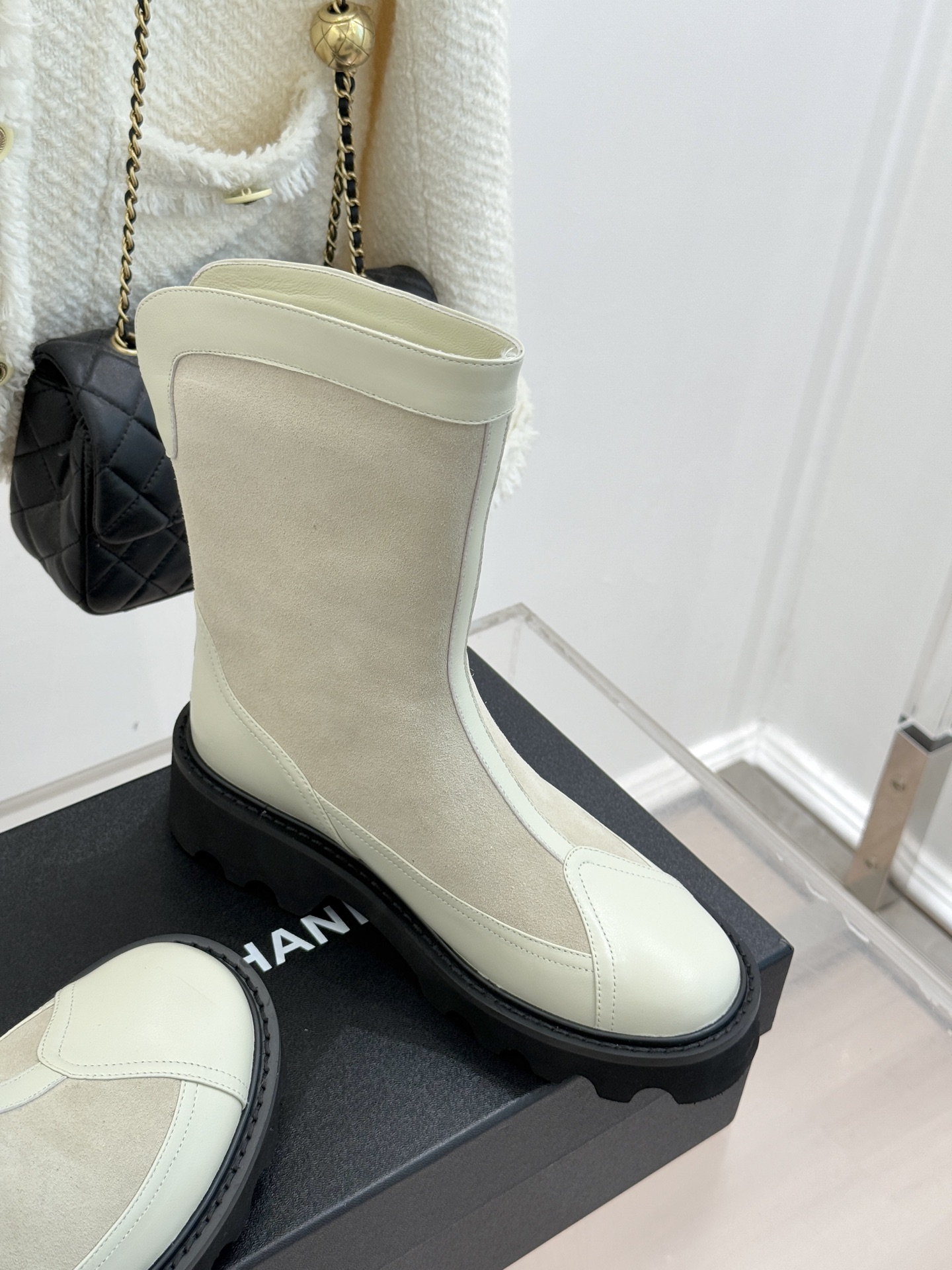 CHANE*｜小香经典拼色厚底短靴延续品牌经典黑白对比基因，以亮面牛漆皮拼接进口磨砂皮光泽与细腻质感碰撞