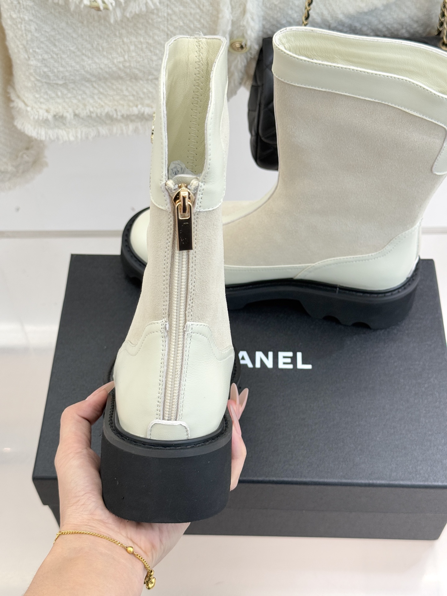 CHANE*｜小香经典拼色厚底短靴延续品牌经典黑白对比基因，以亮面牛漆皮拼接进口磨砂皮光泽与细腻质感碰撞