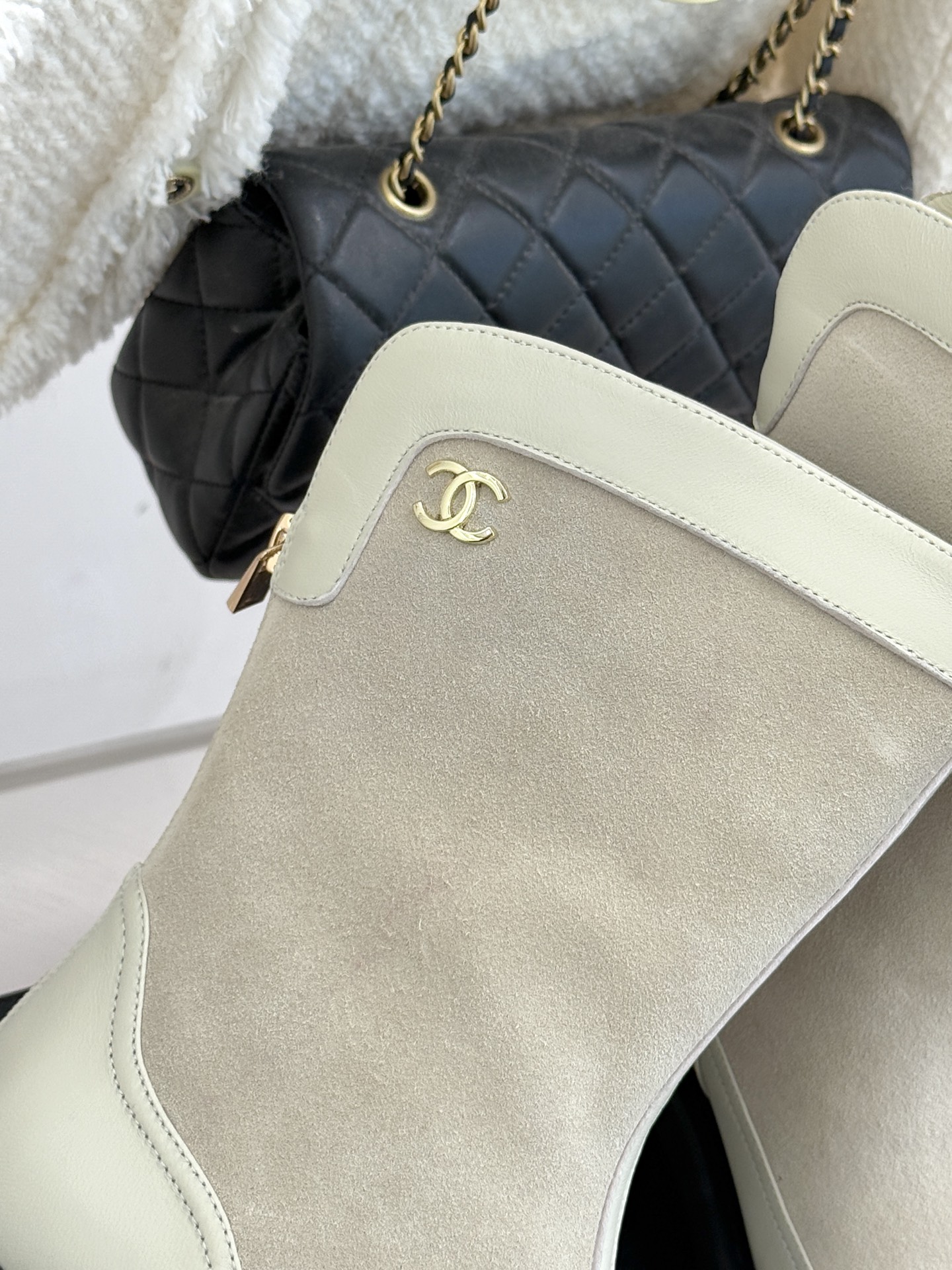 CHANE*｜小香经典拼色厚底短靴延续品牌经典黑白对比基因，以亮面牛漆皮拼接进口磨砂皮光泽与细腻质感碰撞