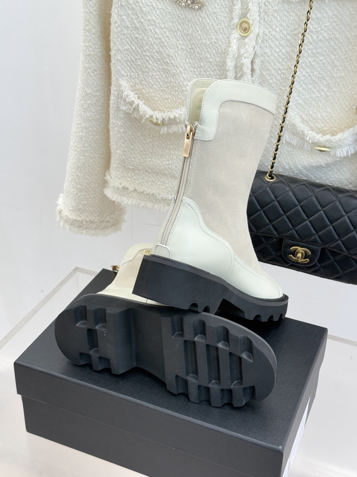 CHANE*｜小香经典拼色厚底短靴延续品牌经典黑白对比基因，以亮面牛漆皮拼接进口磨砂皮光泽与细腻质感碰撞