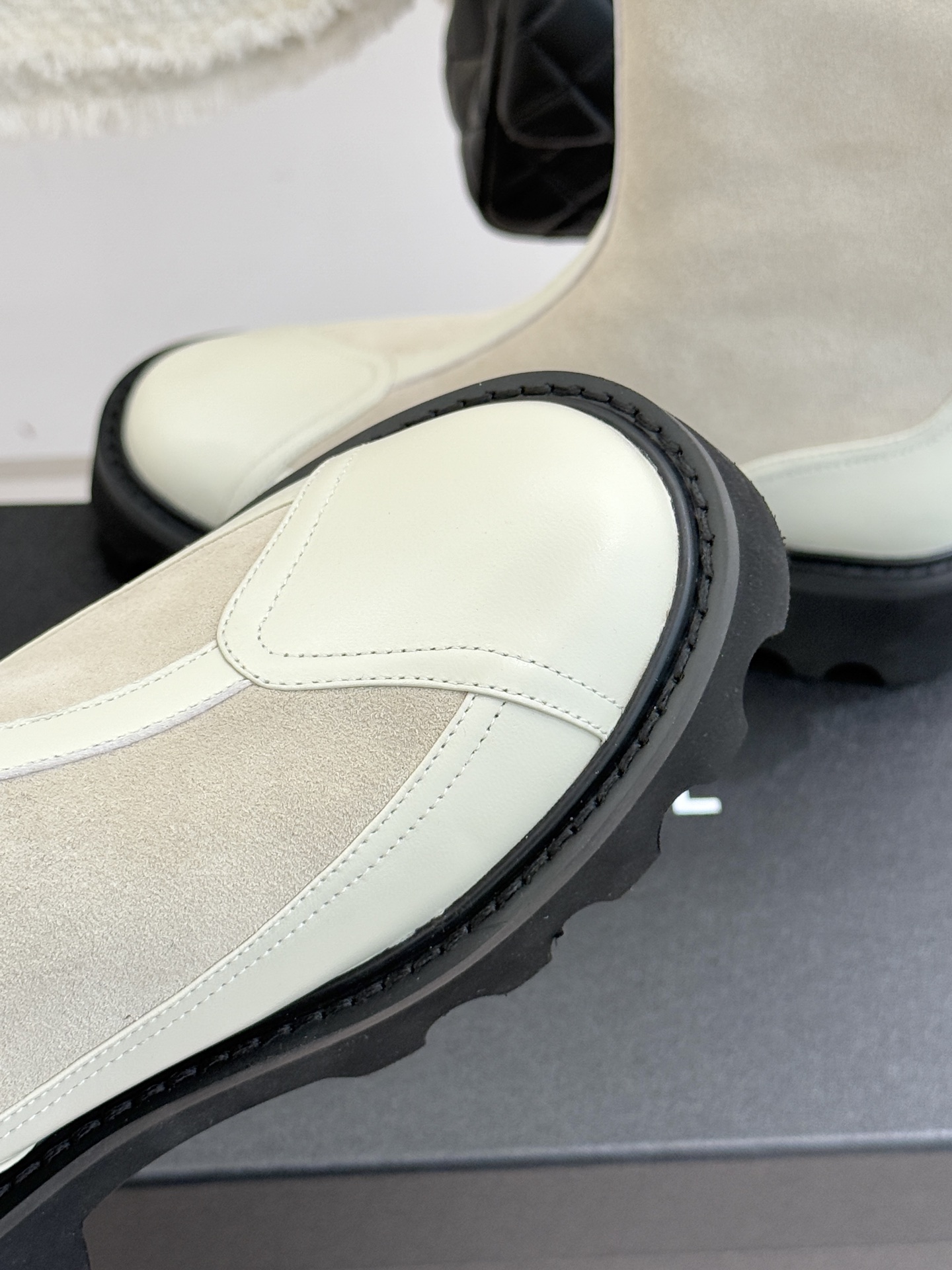 CHANE*｜小香经典拼色厚底短靴延续品牌经典黑白对比基因，以亮面牛漆皮拼接进口磨砂皮光泽与细腻质感碰撞