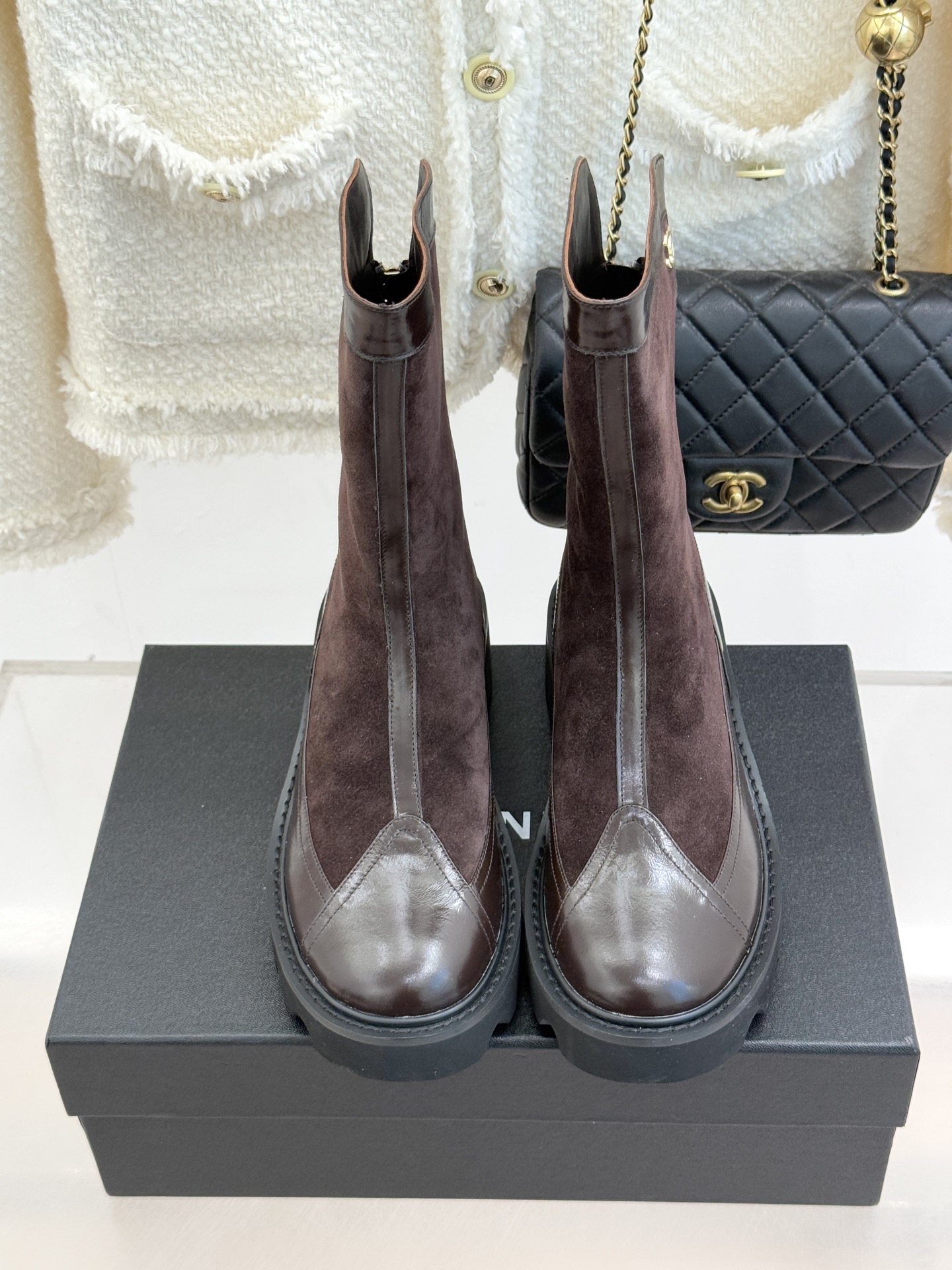 CHANE*｜小香经典拼色厚底短靴延续品牌经典黑白对比基因，以亮面牛漆皮拼接进口磨砂皮光泽与细腻质感碰撞