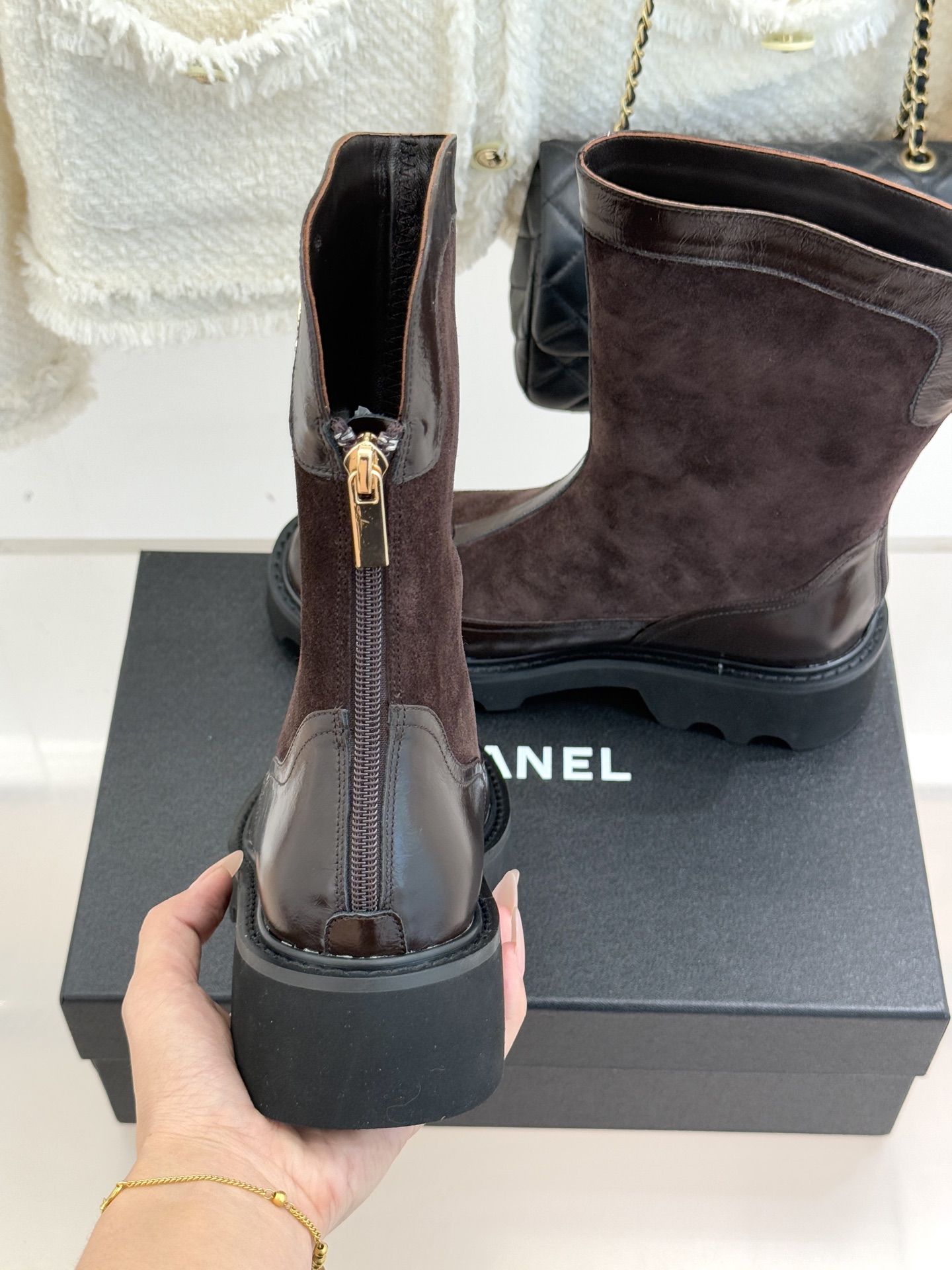 CHANE*｜小香经典拼色厚底短靴延续品牌经典黑白对比基因，以亮面牛漆皮拼接进口磨砂皮光泽与细腻质感碰撞