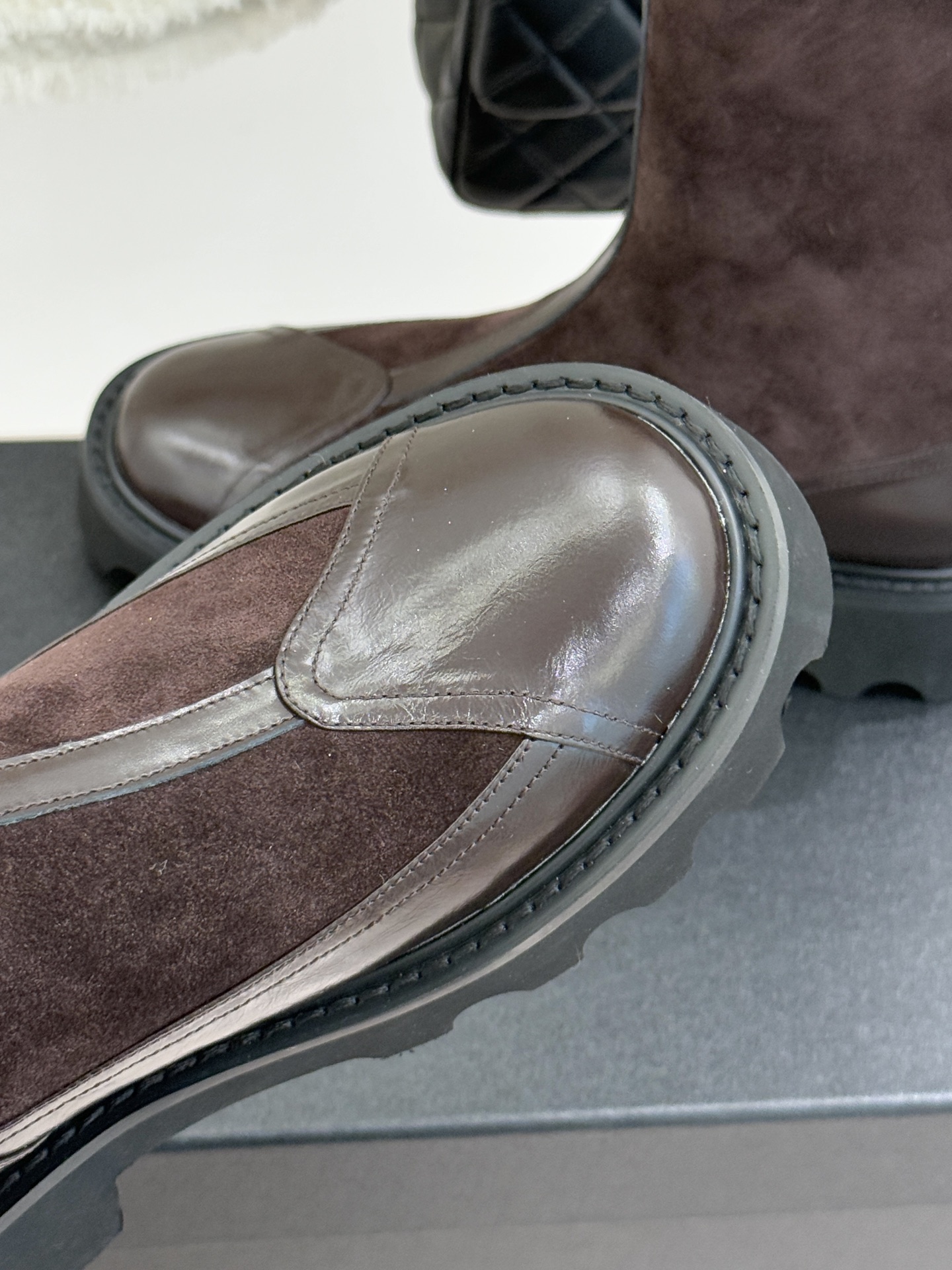 CHANE*｜小香经典拼色厚底短靴延续品牌经典黑白对比基因，以亮面牛漆皮拼接进口磨砂皮光泽与细腻质感碰撞