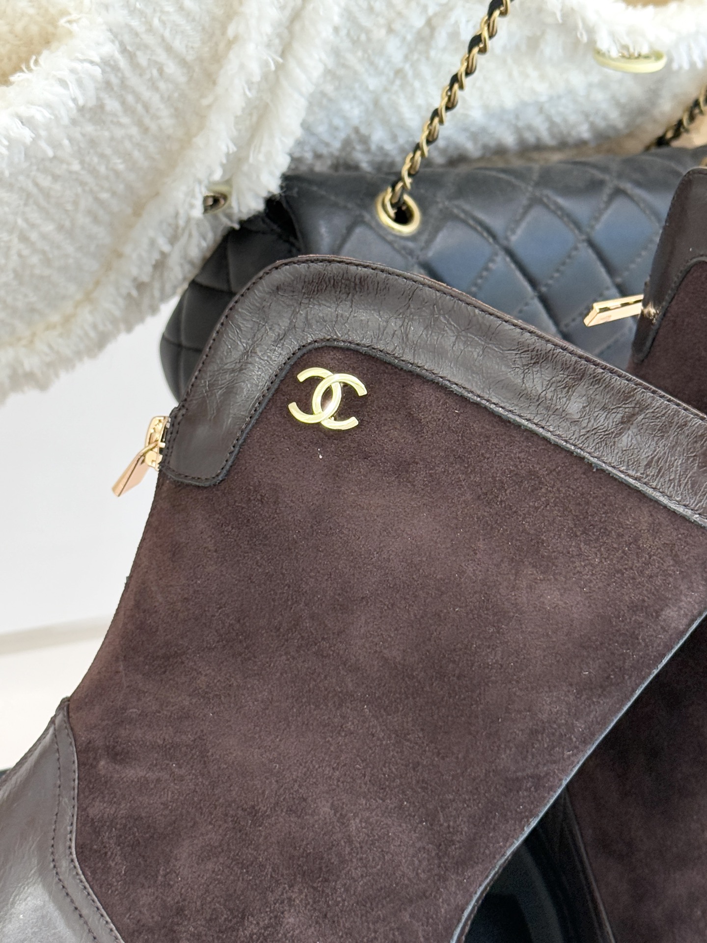 CHANE*｜小香经典拼色厚底短靴延续品牌经典黑白对比基因，以亮面牛漆皮拼接进口磨砂皮光泽与细腻质感碰撞