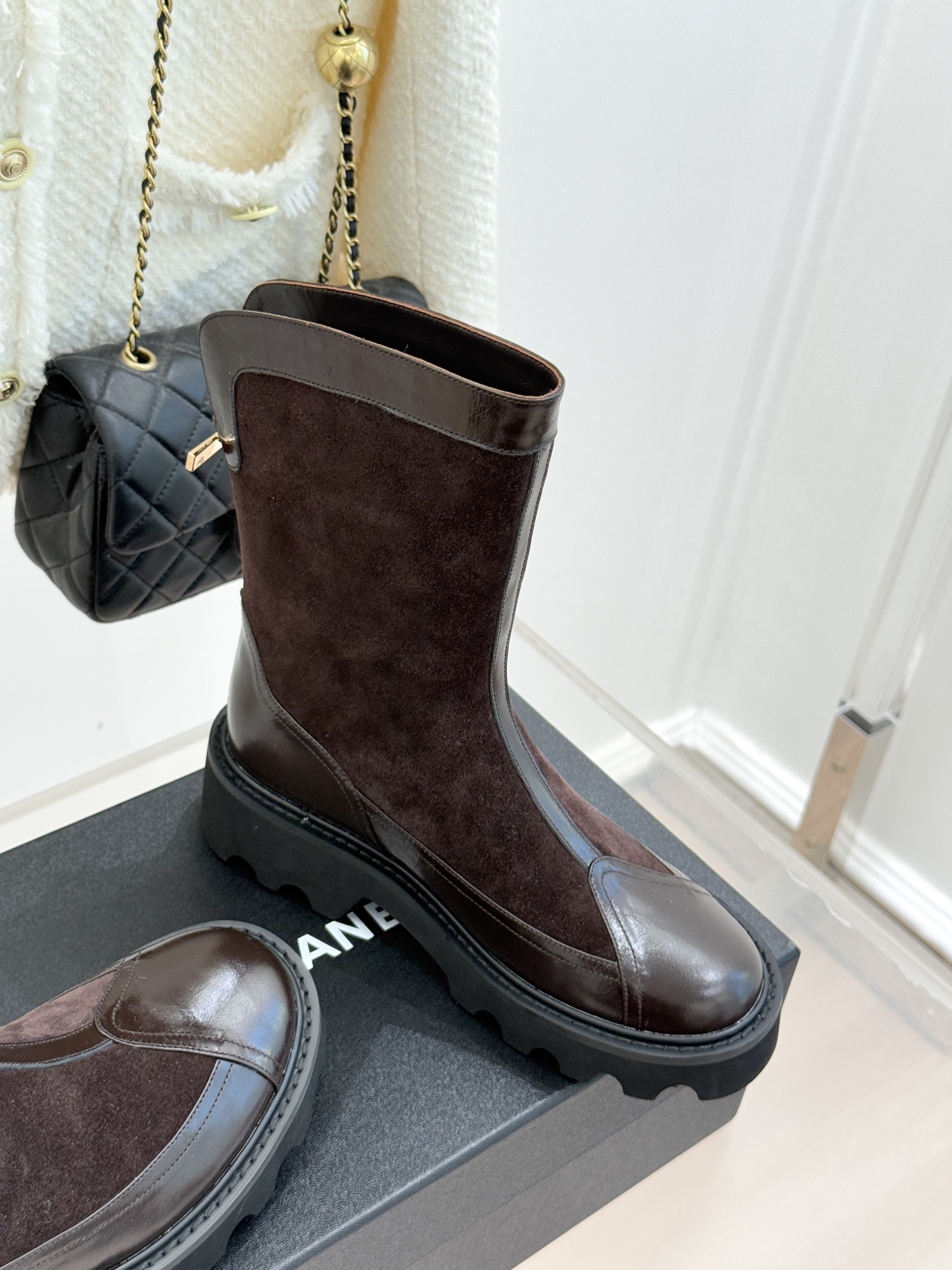 CHANE*｜小香经典拼色厚底短靴延续品牌经典黑白对比基因，以亮面牛漆皮拼接进口磨砂皮光泽与细腻质感碰撞