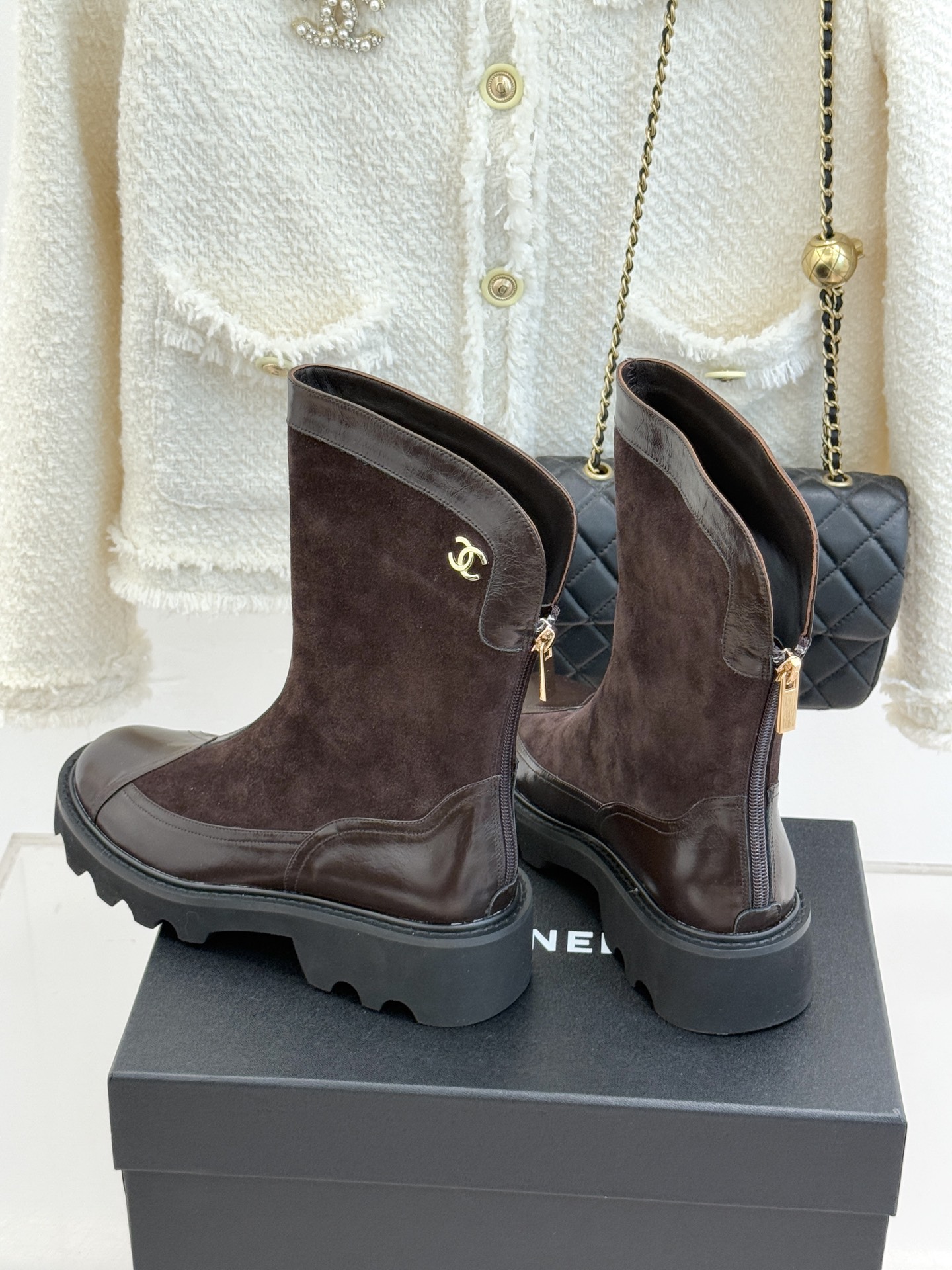 CHANE*｜小香经典拼色厚底短靴延续品牌经典黑白对比基因，以亮面牛漆皮拼接进口磨砂皮光泽与细腻质感碰撞