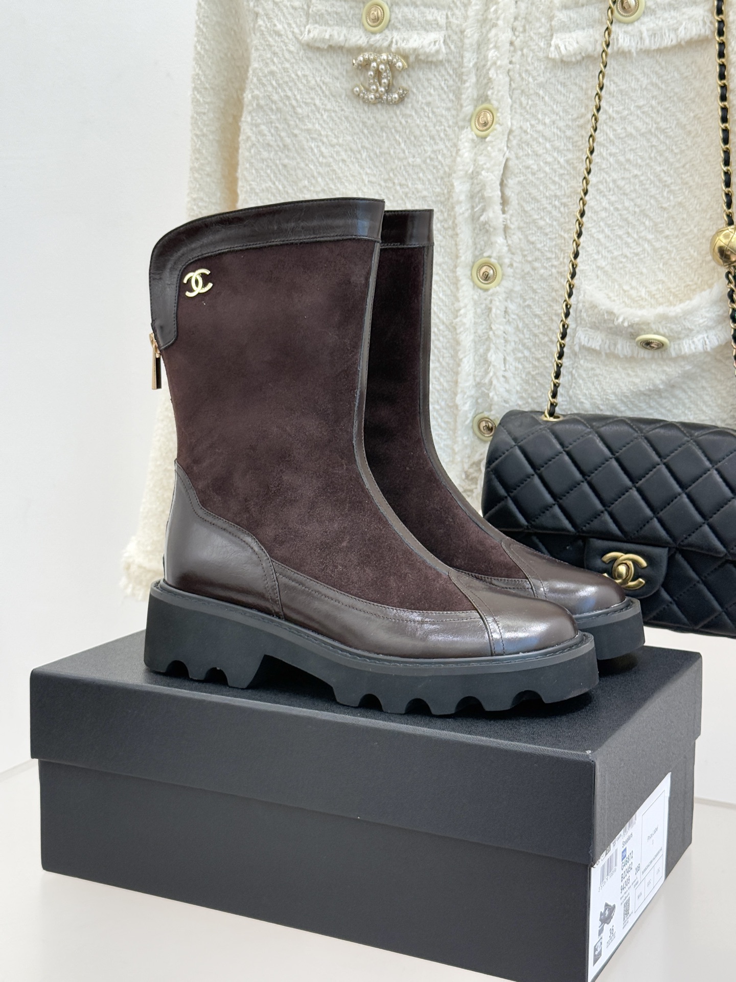 CHANE*｜小香经典拼色厚底短靴延续品牌经典黑白对比基因，以亮面牛漆皮拼接进口磨砂皮光泽与细腻质感碰撞