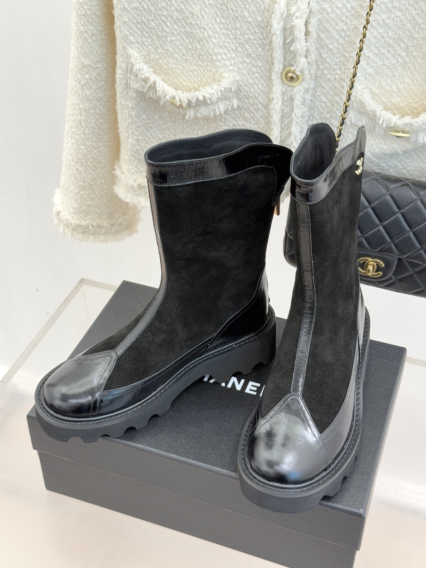 CHANE*｜小香经典拼色厚底短靴延续品牌经典黑白对比基因，以亮面牛漆皮拼接进口磨砂皮光泽与细腻质感碰撞