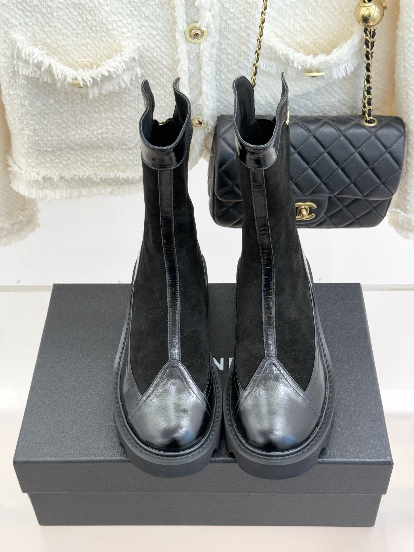 CHANE*｜小香经典拼色厚底短靴延续品牌经典黑白对比基因，以亮面牛漆皮拼接进口磨砂皮光泽与细腻质感碰撞