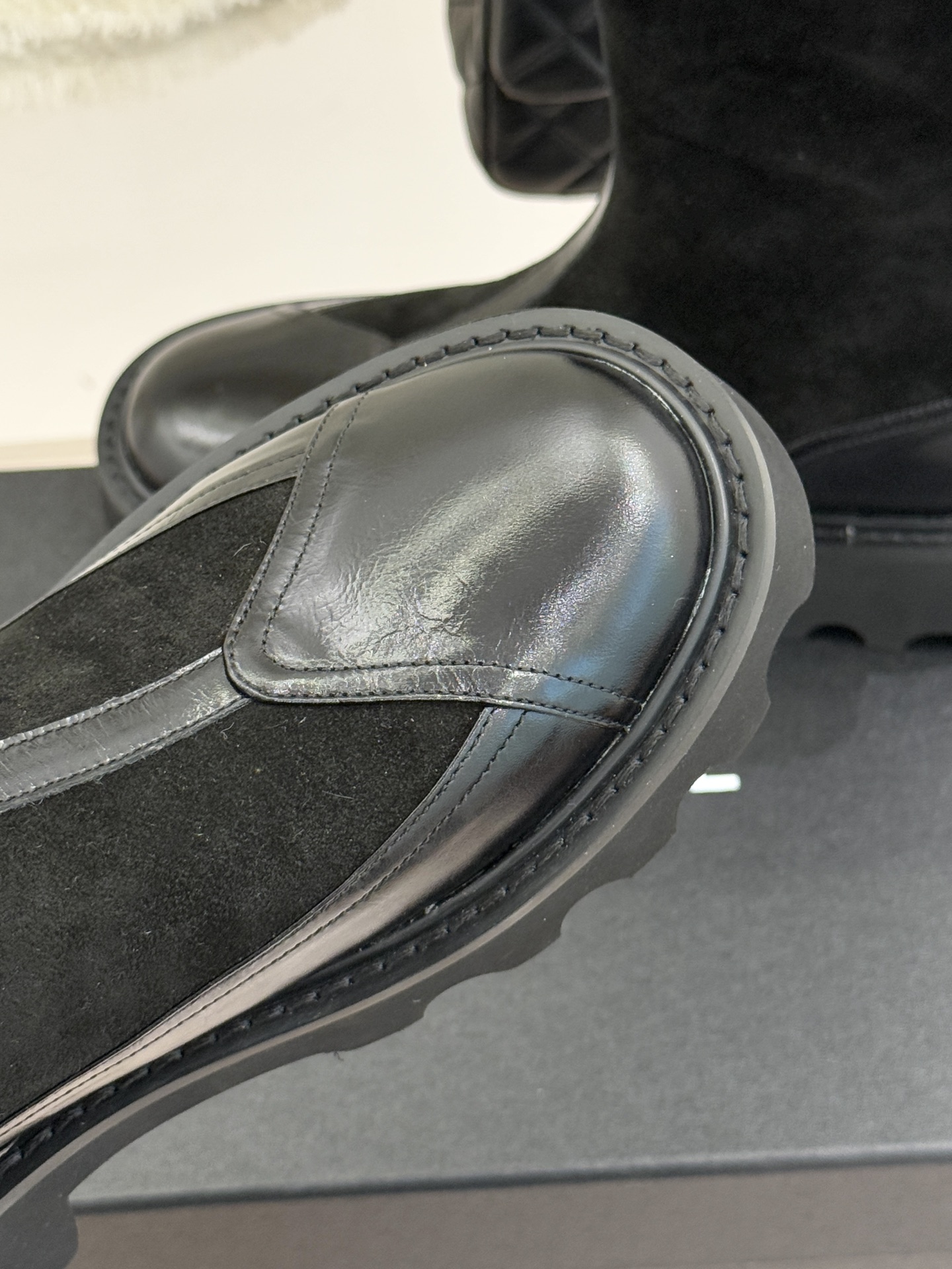 CHANE*｜小香经典拼色厚底短靴延续品牌经典黑白对比基因，以亮面牛漆皮拼接进口磨砂皮光泽与细腻质感碰撞