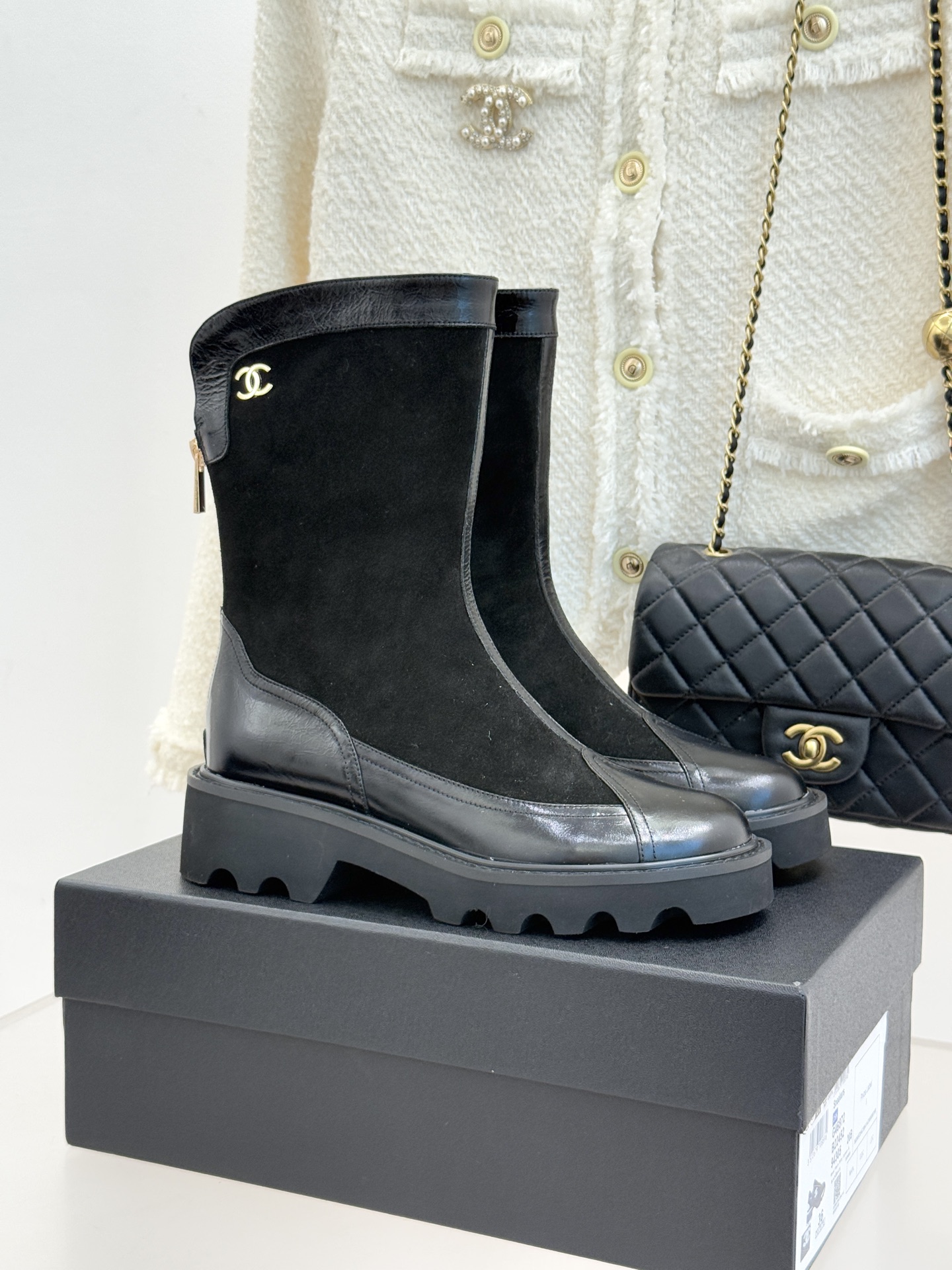 CHANE*｜小香经典拼色厚底短靴延续品牌经典黑白对比基因，以亮面牛漆皮拼接进口磨砂皮光泽与细腻质感碰撞