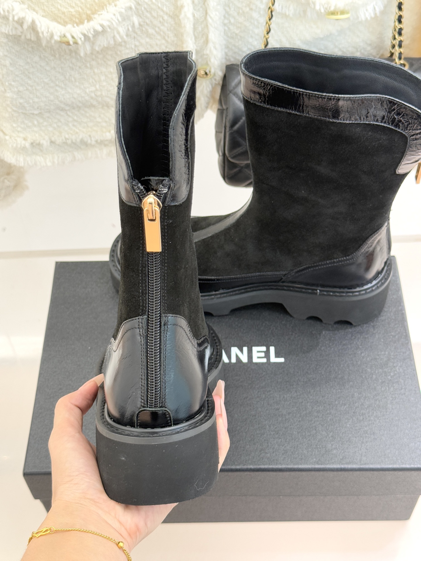 CHANE*｜小香经典拼色厚底短靴延续品牌经典黑白对比基因，以亮面牛漆皮拼接进口磨砂皮光泽与细腻质感碰撞