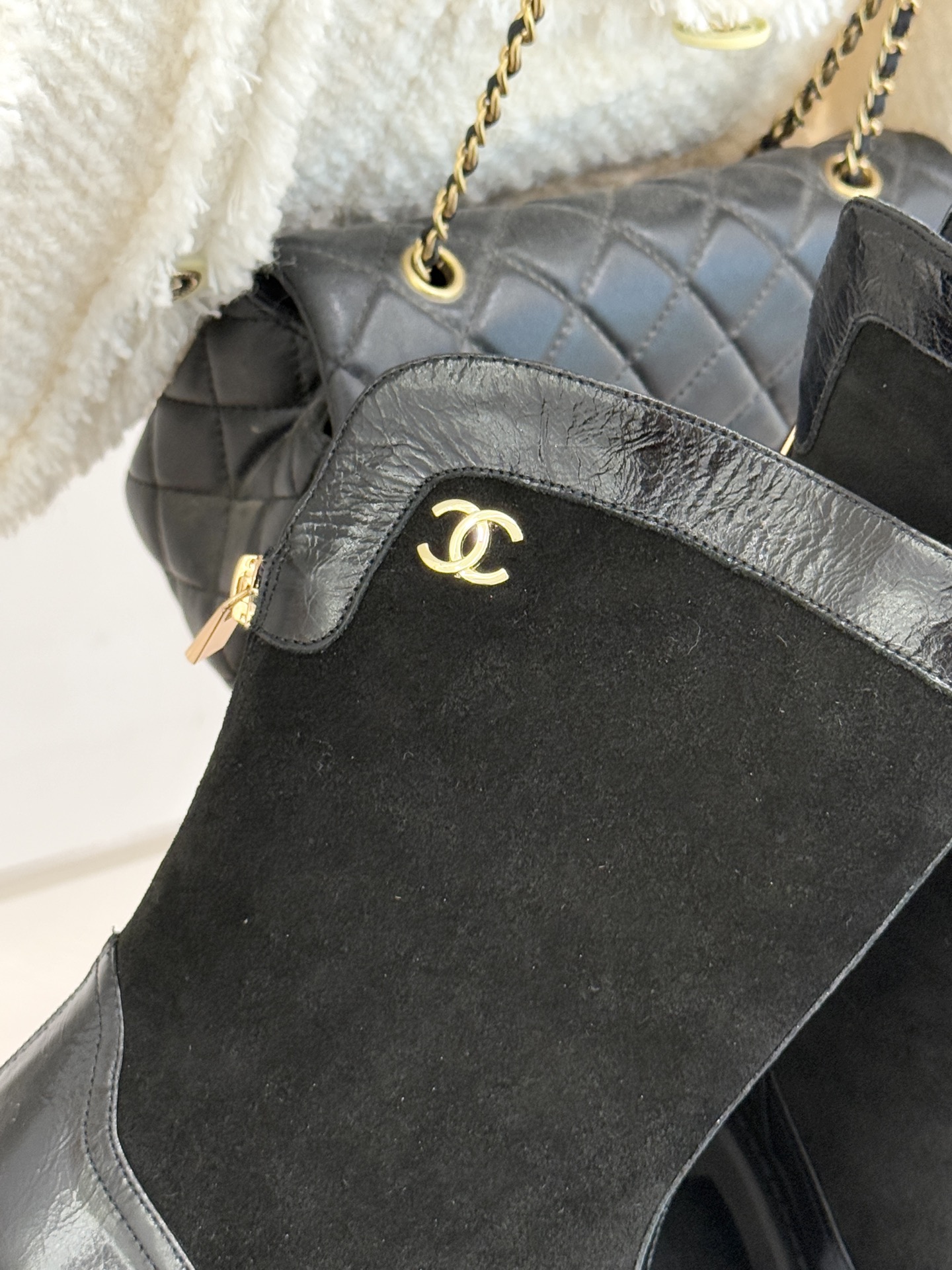 CHANE*｜小香经典拼色厚底短靴延续品牌经典黑白对比基因，以亮面牛漆皮拼接进口磨砂皮光泽与细腻质感碰撞