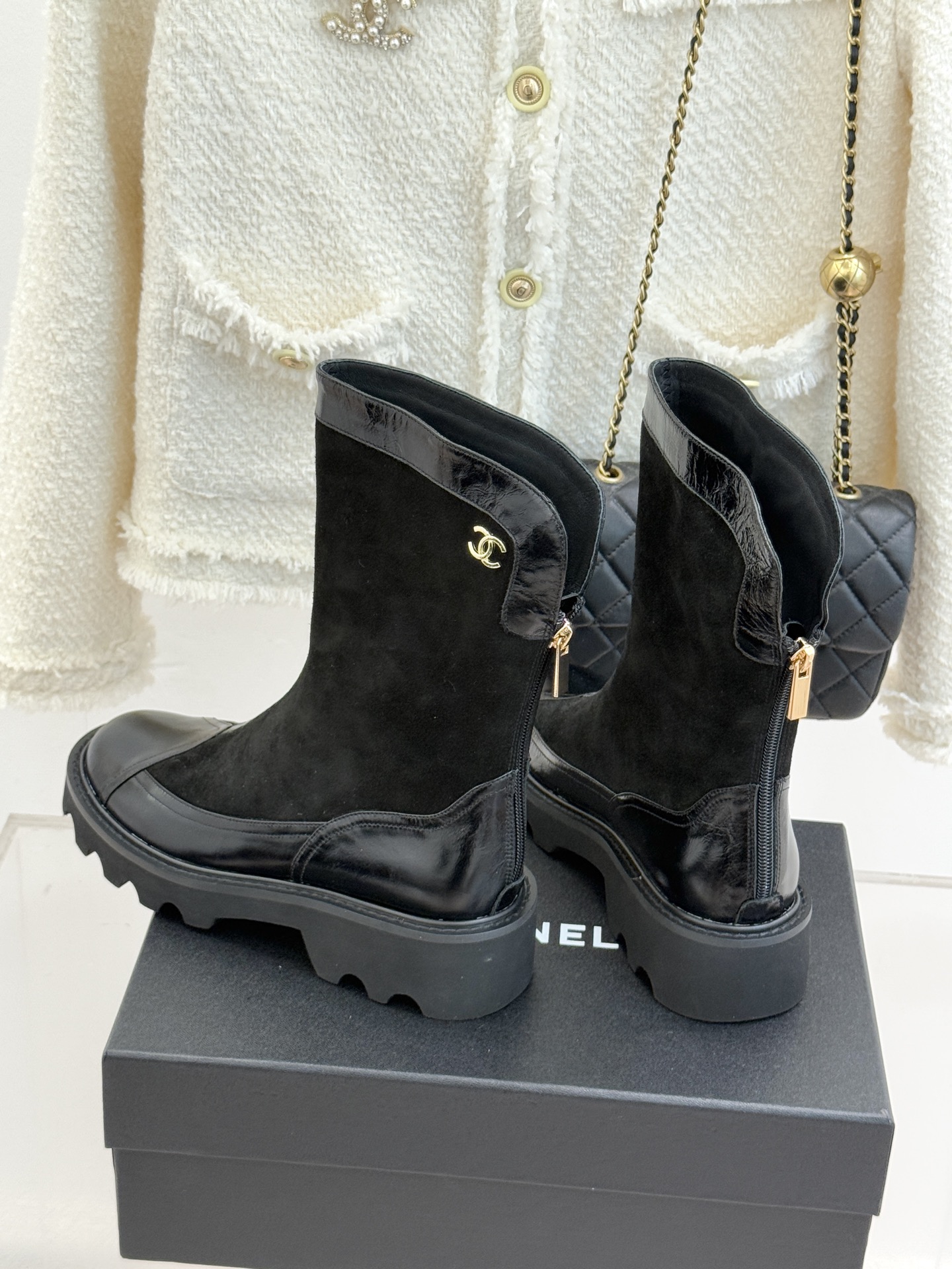 CHANE*｜小香经典拼色厚底短靴延续品牌经典黑白对比基因，以亮面牛漆皮拼接进口磨砂皮光泽与细腻质感碰撞