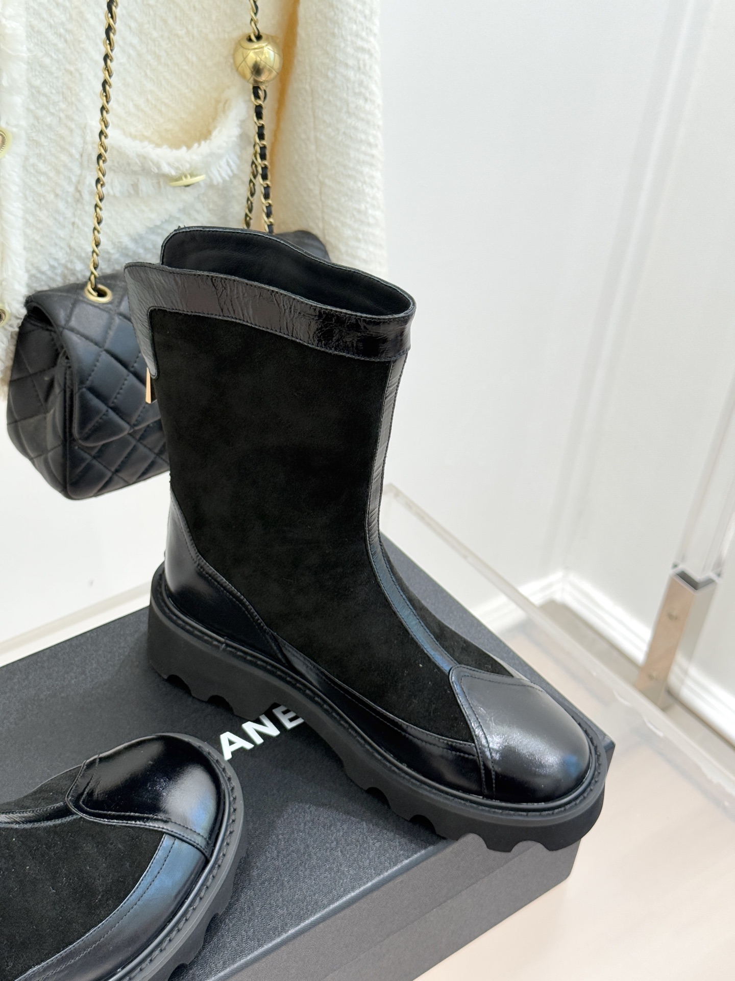 CHANE*｜小香经典拼色厚底短靴延续品牌经典黑白对比基因，以亮面牛漆皮拼接进口磨砂皮光泽与细腻质感碰撞