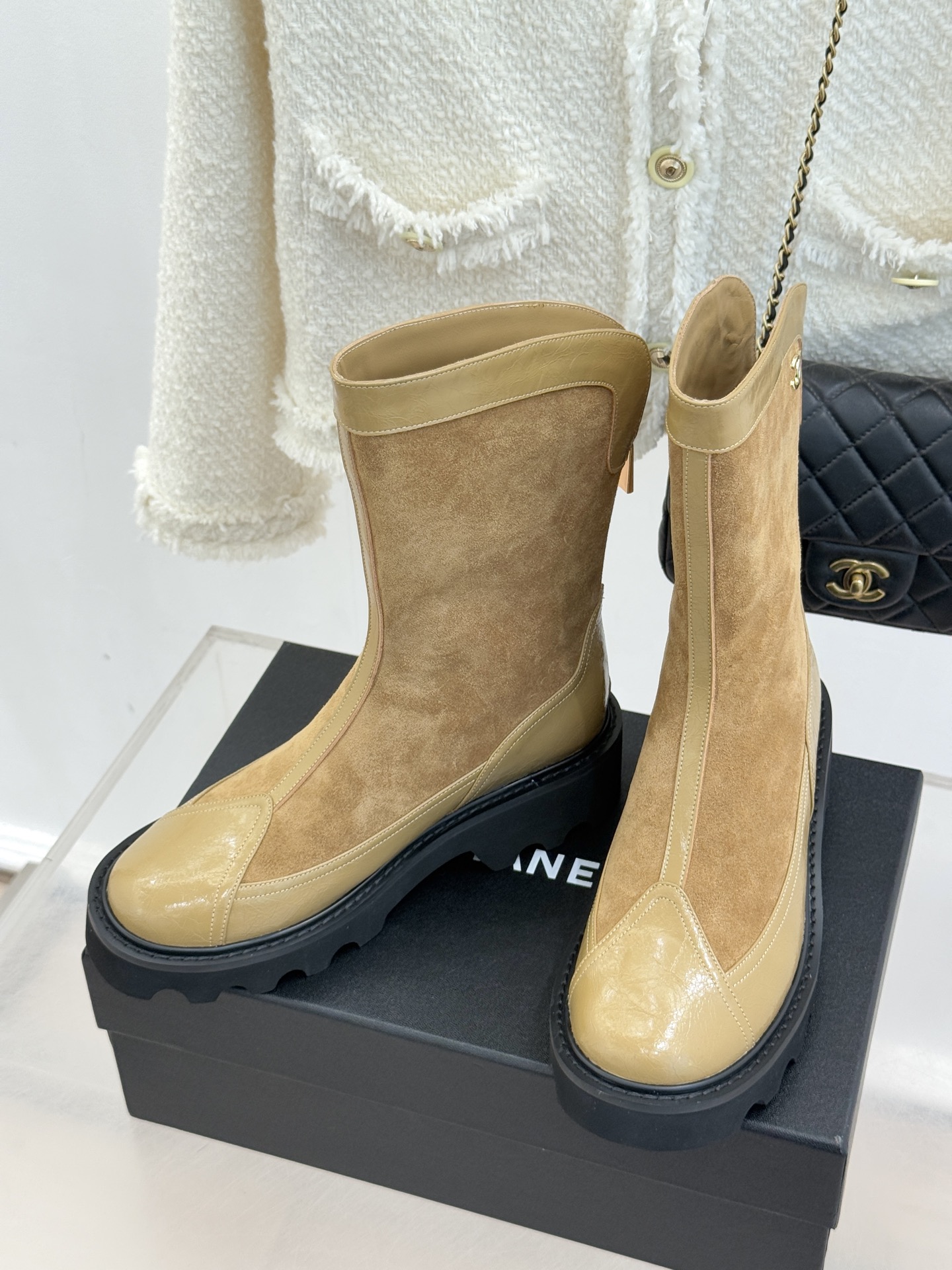 CHANE*｜小香经典拼色厚底短靴延续品牌经典黑白对比基因，以亮面牛漆皮拼接进口磨砂皮光泽与细腻质感碰撞