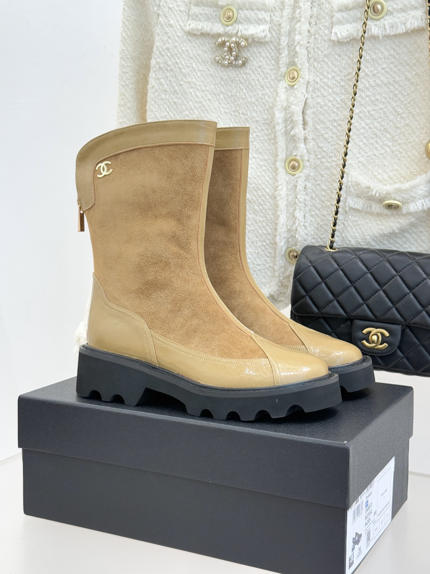 CHANE*｜小香经典拼色厚底短靴延续品牌经典黑白对比基因，以亮面牛漆皮拼接进口磨砂皮光泽与细腻质感碰撞