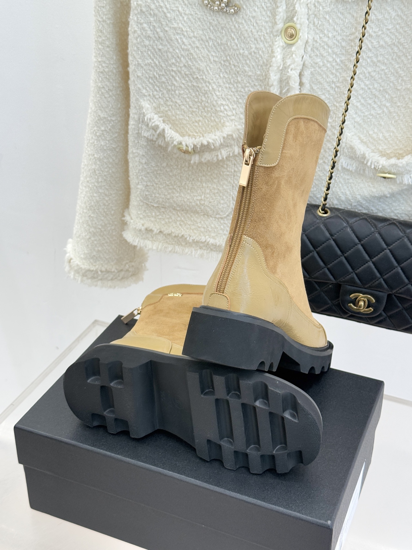 CHANE*｜小香经典拼色厚底短靴延续品牌经典黑白对比基因，以亮面牛漆皮拼接进口磨砂皮光泽与细腻质感碰撞