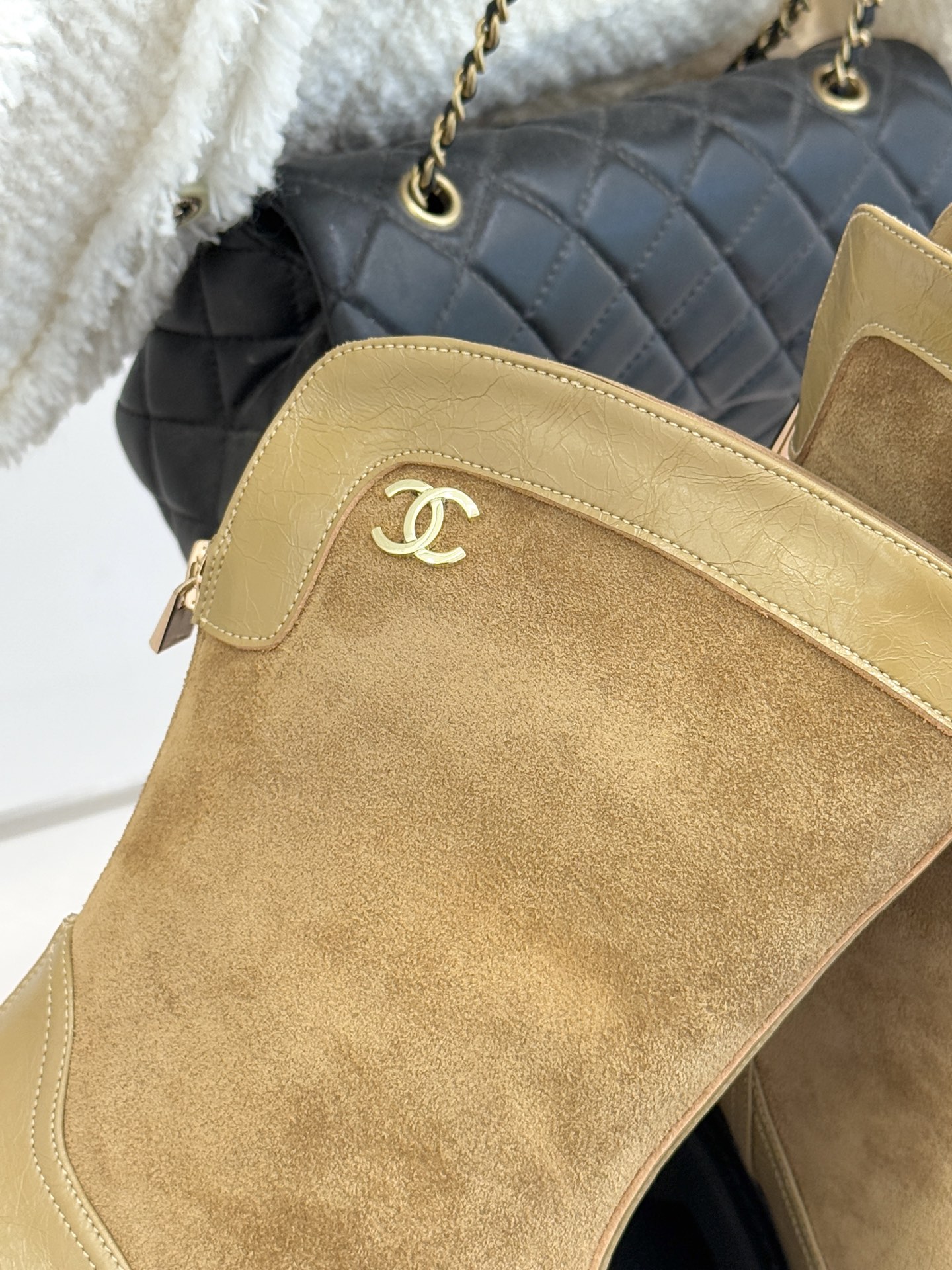 CHANE*｜小香经典拼色厚底短靴延续品牌经典黑白对比基因，以亮面牛漆皮拼接进口磨砂皮光泽与细腻质感碰撞