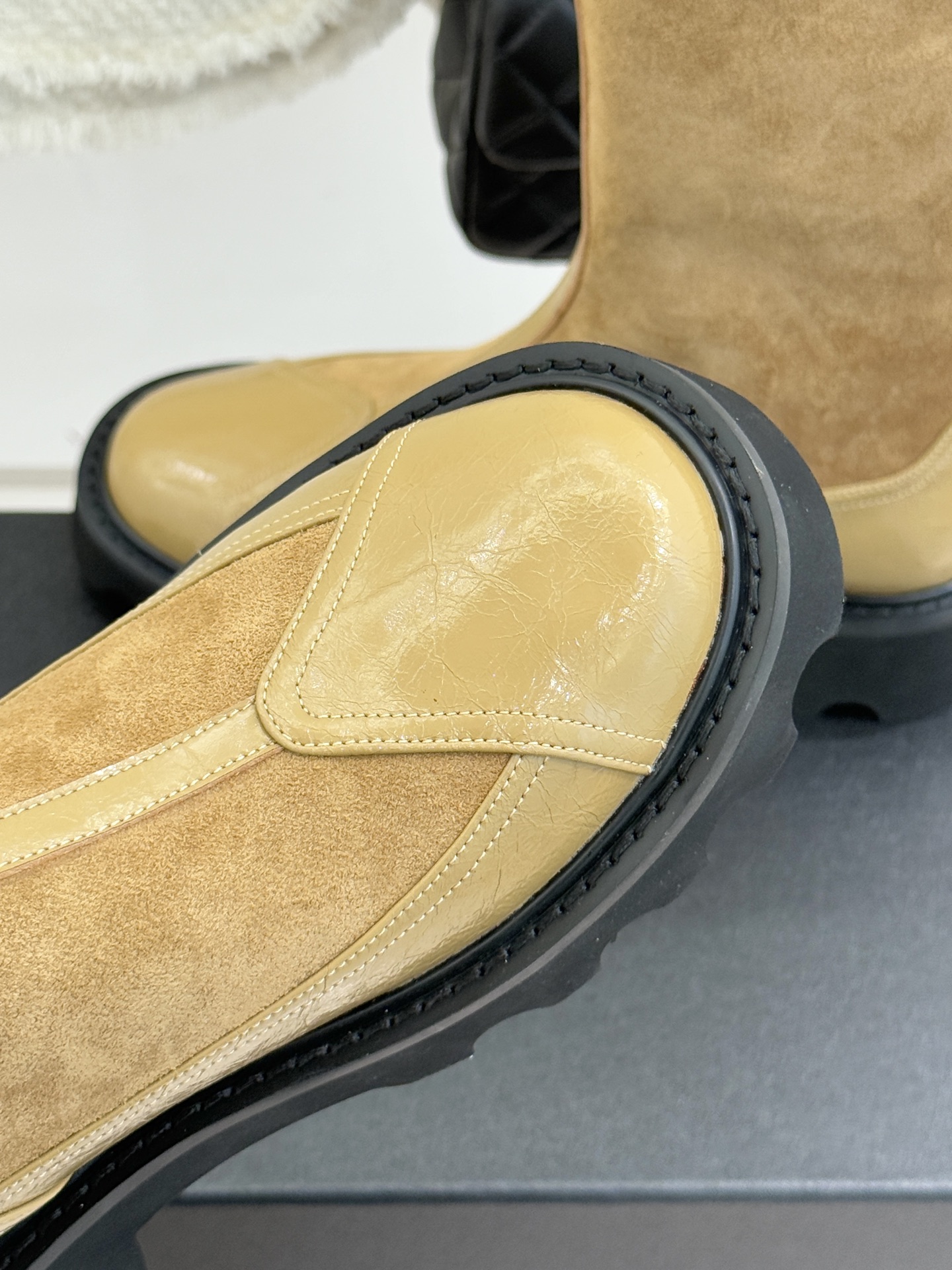 CHANE*｜小香经典拼色厚底短靴延续品牌经典黑白对比基因，以亮面牛漆皮拼接进口磨砂皮光泽与细腻质感碰撞