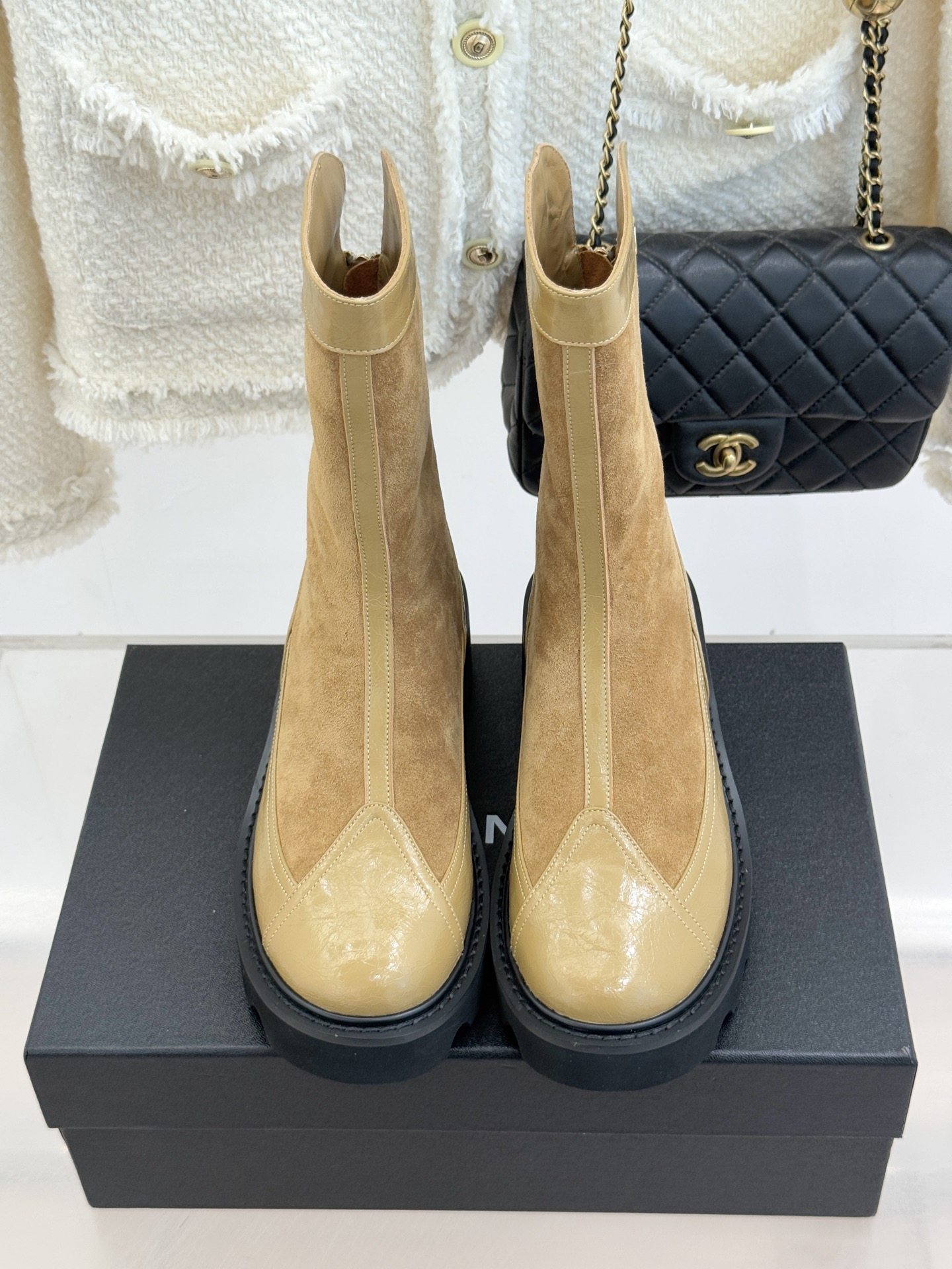 CHANE*｜小香经典拼色厚底短靴延续品牌经典黑白对比基因，以亮面牛漆皮拼接进口磨砂皮光泽与细腻质感碰撞