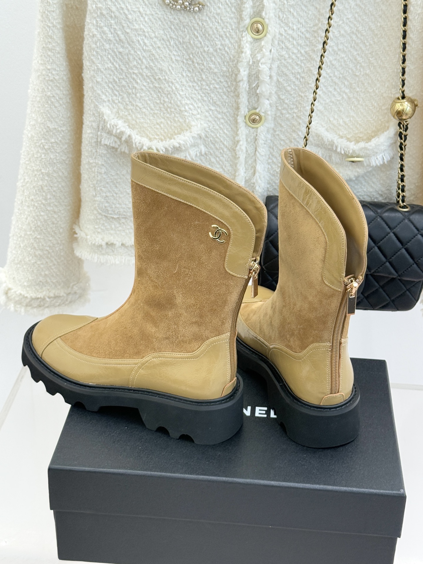 CHANE*｜小香经典拼色厚底短靴延续品牌经典黑白对比基因，以亮面牛漆皮拼接进口磨砂皮光泽与细腻质感碰撞