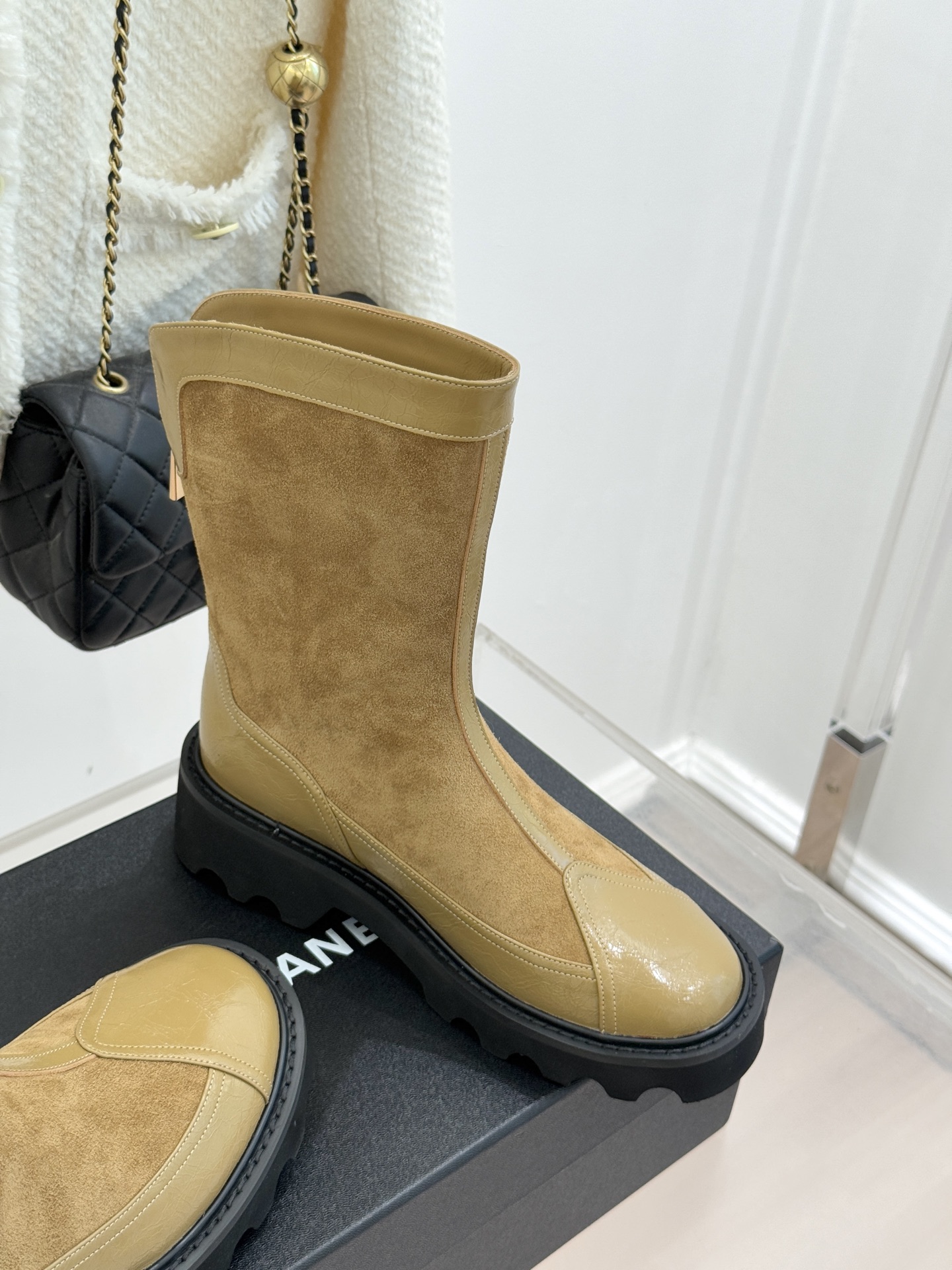 CHANE*｜小香经典拼色厚底短靴延续品牌经典黑白对比基因，以亮面牛漆皮拼接进口磨砂皮光泽与细腻质感碰撞