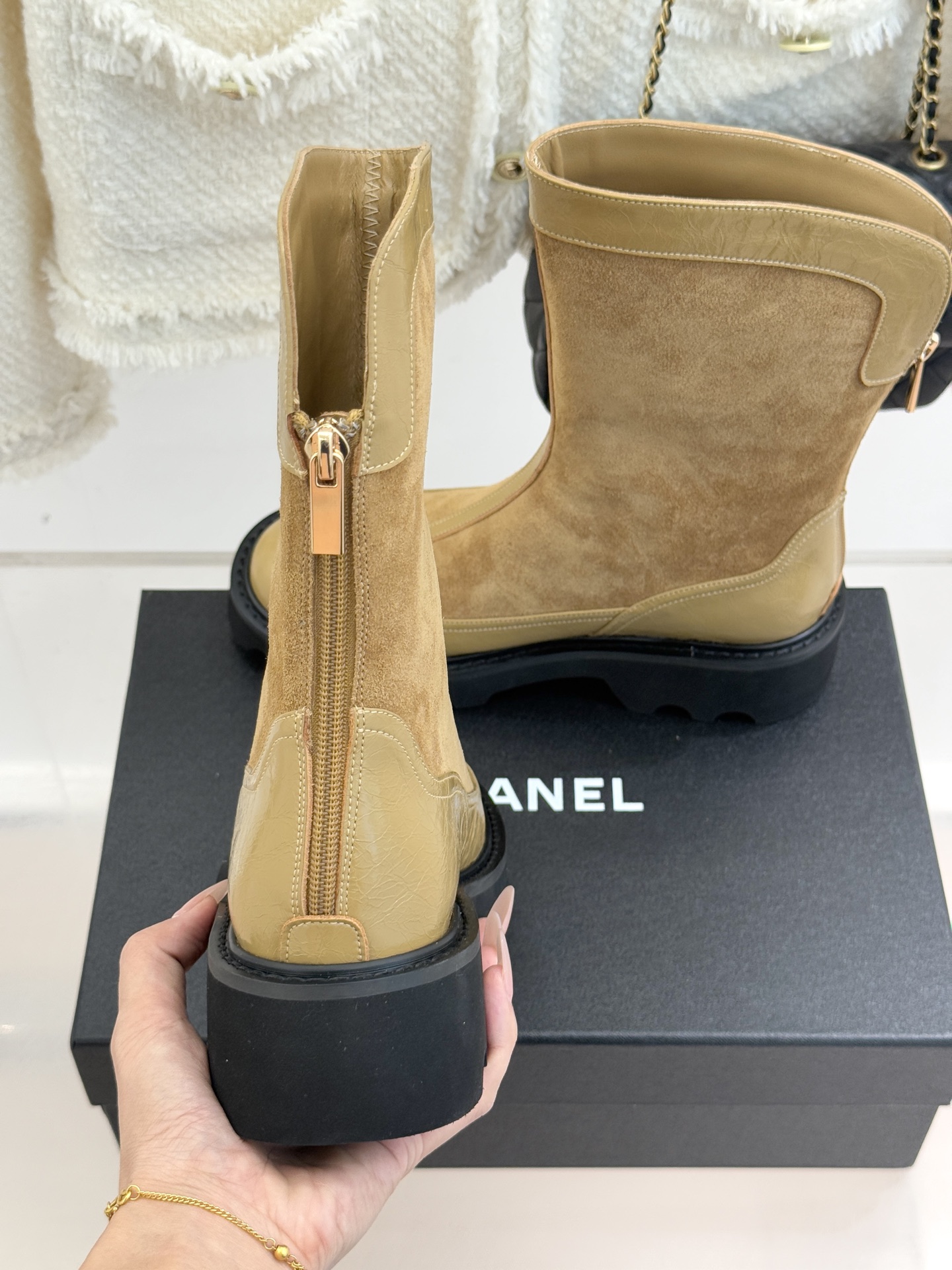 CHANE*｜小香经典拼色厚底短靴延续品牌经典黑白对比基因，以亮面牛漆皮拼接进口磨砂皮光泽与细腻质感碰撞