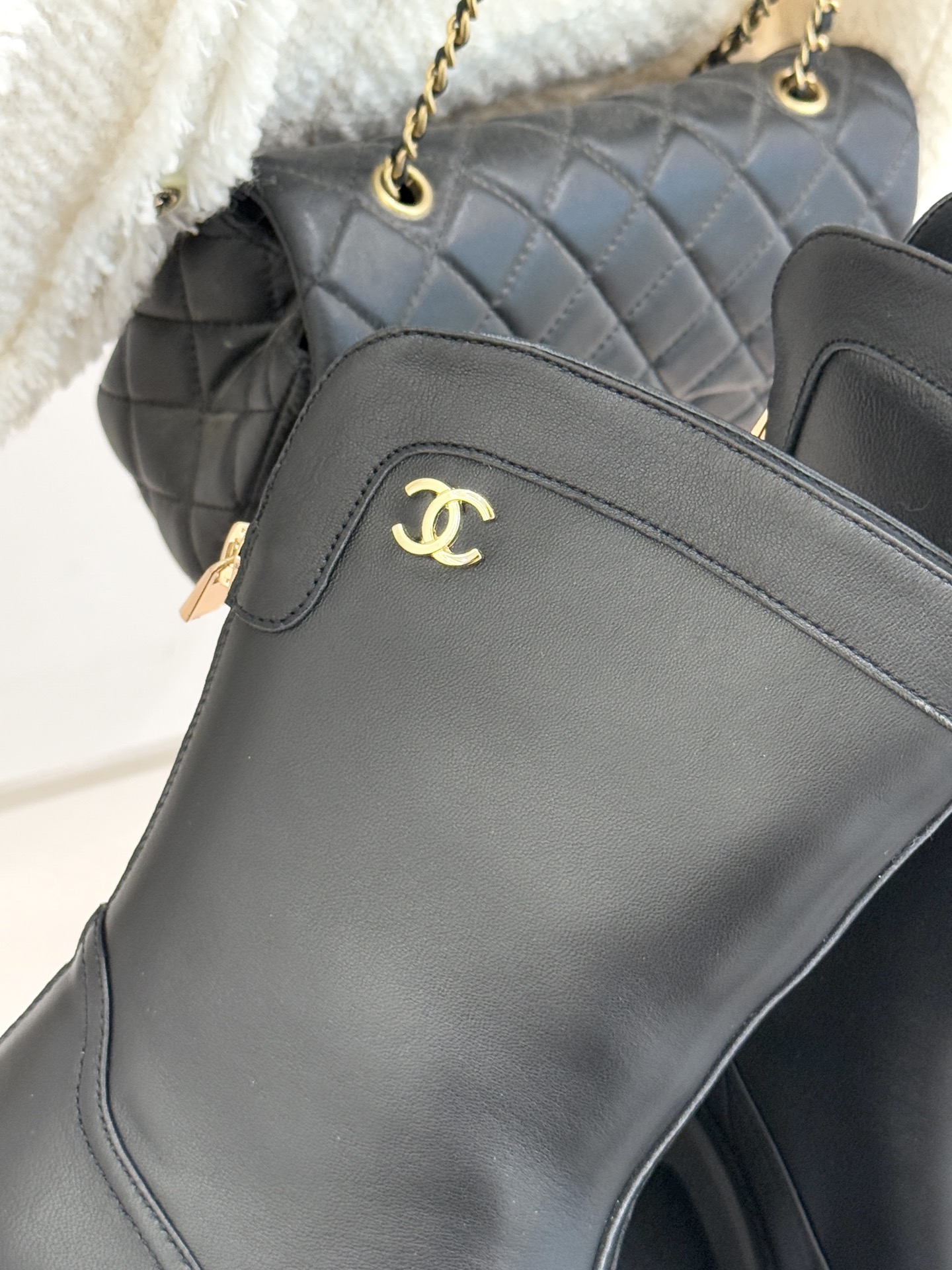 CHANE*｜小香经典拼色厚底短靴延续品牌经典黑白对比基因，以亮面牛漆皮拼接进口磨砂皮光泽与细腻质感碰撞