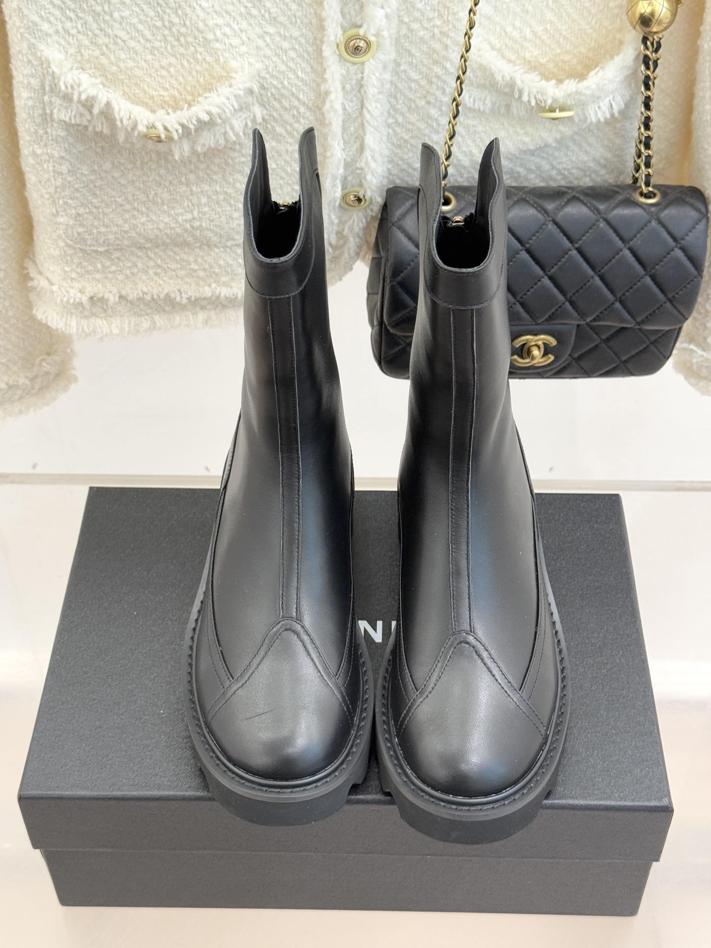 CHANE*｜小香经典拼色厚底短靴延续品牌经典黑白对比基因，以亮面牛漆皮拼接进口磨砂皮光泽与细腻质感碰撞