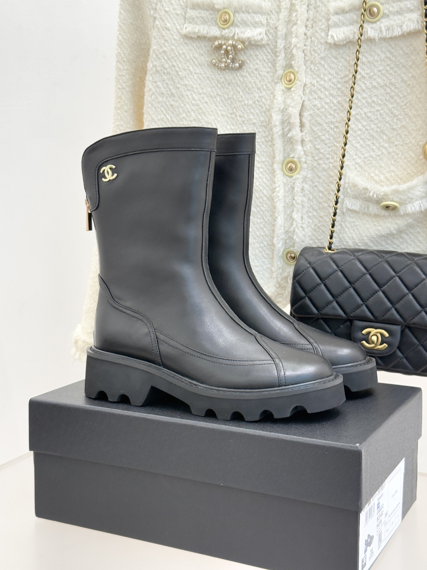 NO:560075,CHANE*｜Xiaoxiang's classic color-blocked thick-soled short boots continue the brand's classic black and white contrast gene, and are made of glossy cow patent leather spliced with imported nubuck leather. The luster and delicate texture collide to create a strong visual tension. The double-C metal logo hidden on the heel or side of the shoe allows the brand recognition to be naturally revealed in the details. The thick-soled design can be called an 'artifact for making you taller and slimmer'. The simple boot shape accurately modifies the proportions of the feet and legs, whether paired with denim trousers to create a daily casual style.  Wear it with a tailoring suit for the workplace, or pair it with a skirt for an elegant style. It can easily become a versatile key in your wardrobe throughout the autumn and winter season. The fabric is made of original custom leather, the lining of the feet is all sheepskin, and the original molded custom anti-slip outsole   size35-39 (40/41 customized), boots, chanel, boots, skirts, sheepskin19860909CHANE*｜小香经典拼色厚底短靴 延续品牌经典黑白对比基因, 以亮面牛漆皮拼接进口磨砂皮 光泽与细腻质感碰撞出强烈视觉张力. 鞋跟或鞋侧暗藏的双C金属标识 让品牌辨识度在细节中自然流露 厚底设计 堪称'显高显瘦神器'. 简约靴型精准修饰脚型与腿部比例 无论是搭配牛仔长裤打造日常休闲风 还是配精裁套装亮相职场 亦或与半身裙碰撞优雅格调 轻松成为衣橱里的百搭密钥 贯穿整个秋冬穿搭季. 面料采用原版定制皮料 内里垫脚均为羊皮 原版开模定制防滑大底 size35-39（40/41定制）,靴子,chanel,boots,skirts,sheepskin,Women's Shoes