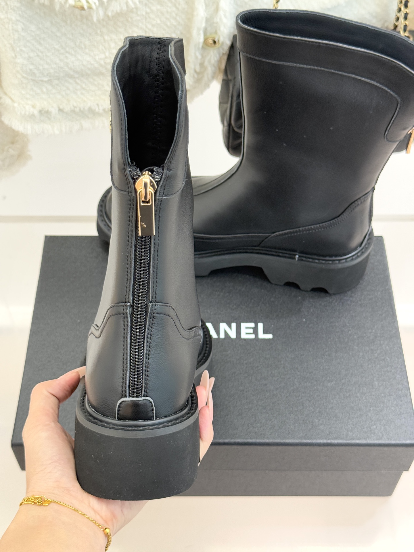 CHANE*｜小香经典拼色厚底短靴延续品牌经典黑白对比基因，以亮面牛漆皮拼接进口磨砂皮光泽与细腻质感碰撞